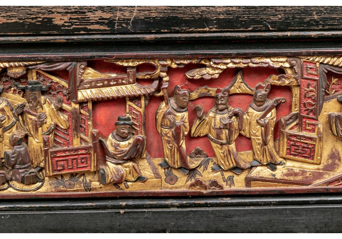 Antiker chinesischer Konsolentisch mit geschnitzten figürlichen Paneelen (Holz) im Angebot