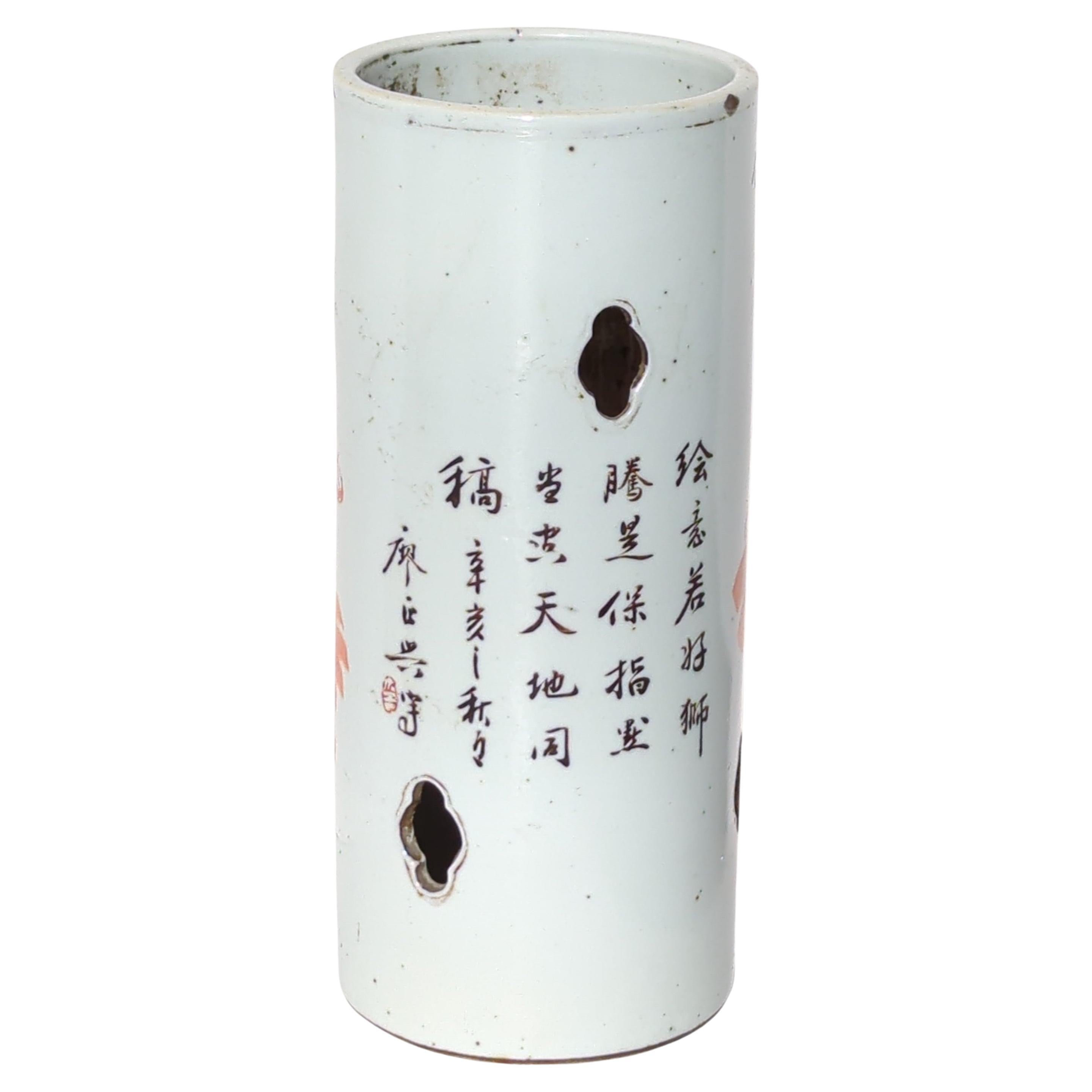 Antike chinesische Koralle rot Löwen Foo Hund Kalligraphie Hut Stand Vase Qing c.1911   (Chinesisch) im Angebot