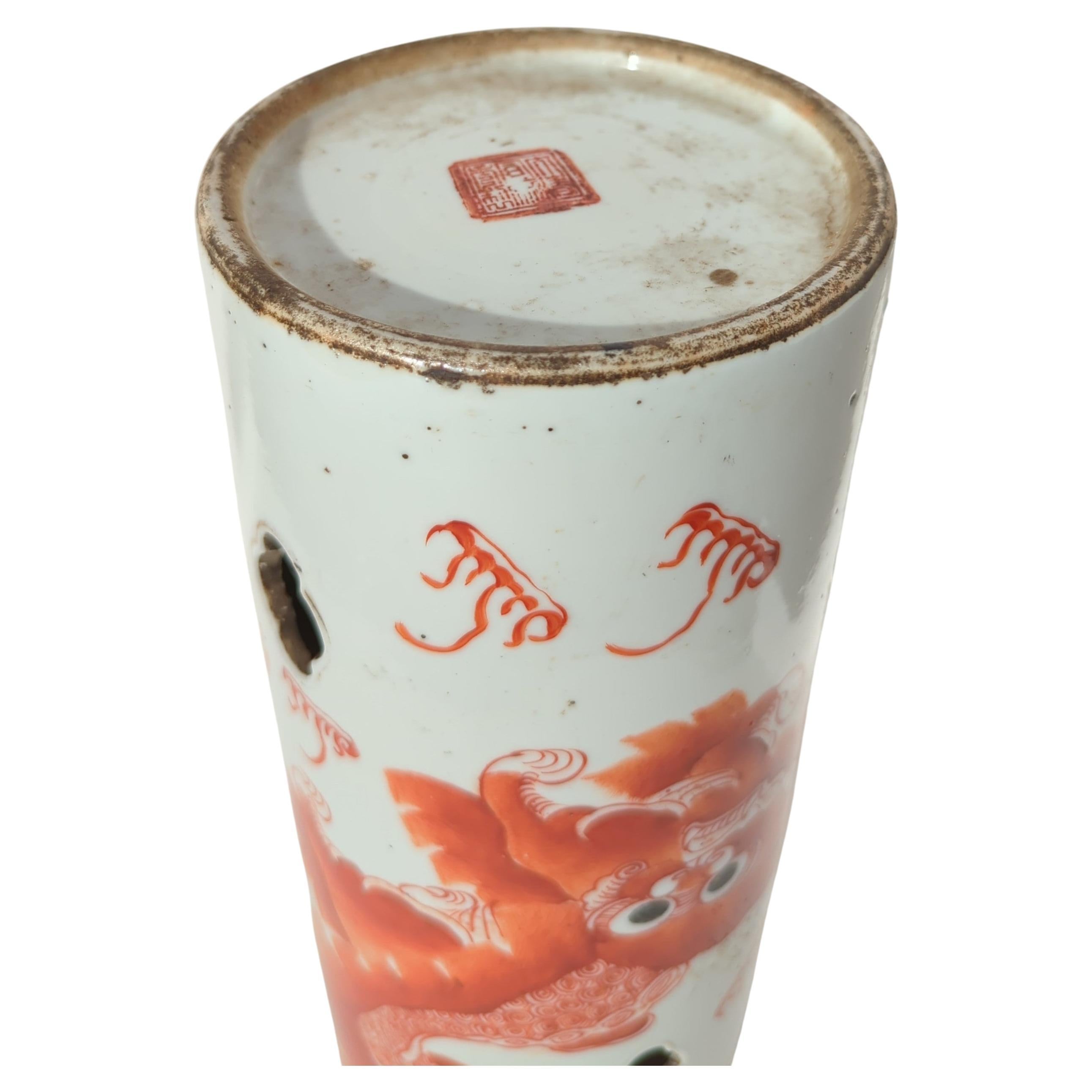 Antike chinesische Koralle rot Löwen Foo Hund Kalligraphie Hut Stand Vase Qing c.1911   (Porzellan) im Angebot