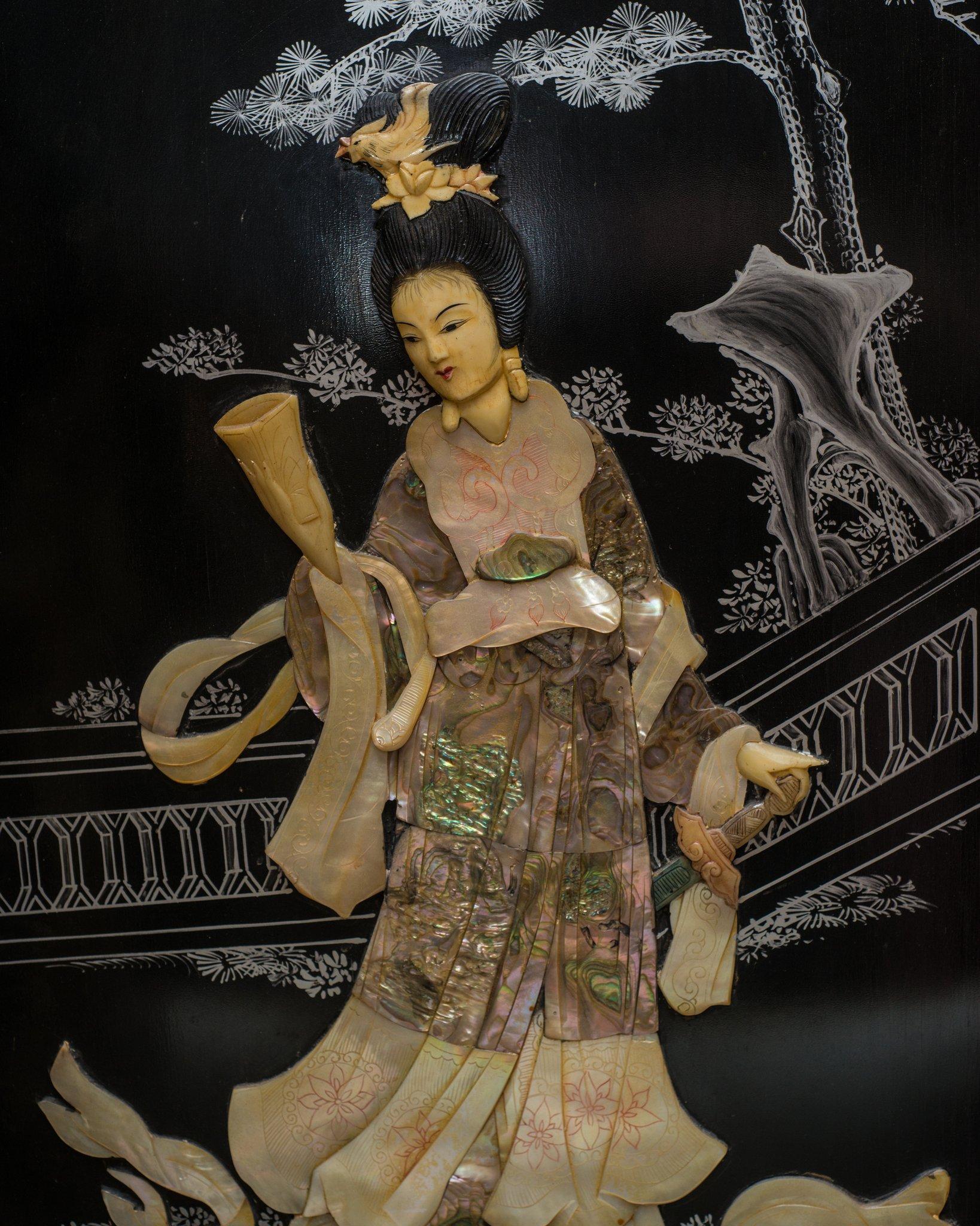 Peint à la main Écran chinois Coromandel ancien en laque noire avec nacre blanche en vente