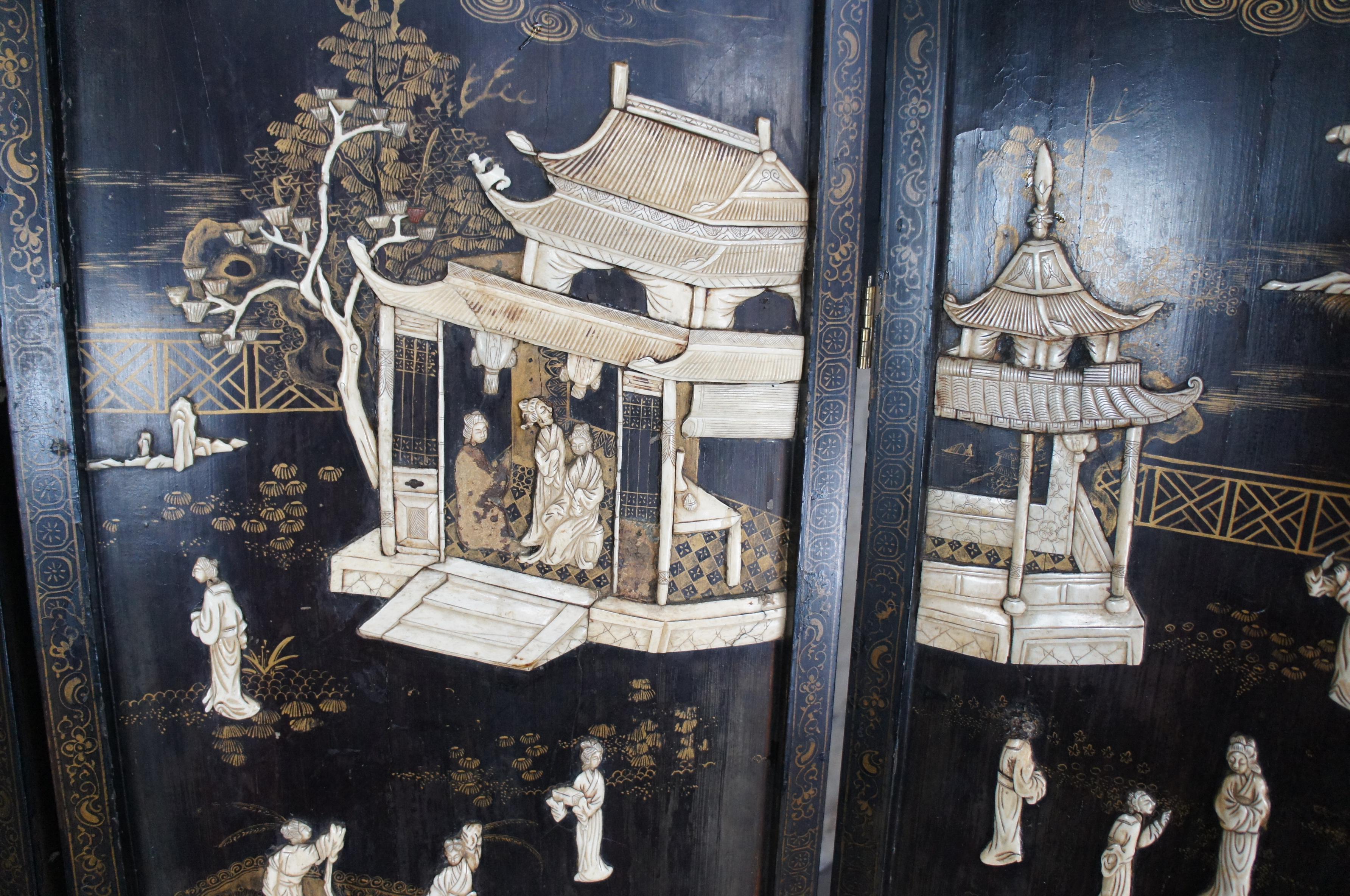 20ième siècle Écran pliant chinois ancien en laque noire ivoire peinte et sculptée de Coromandel en vente