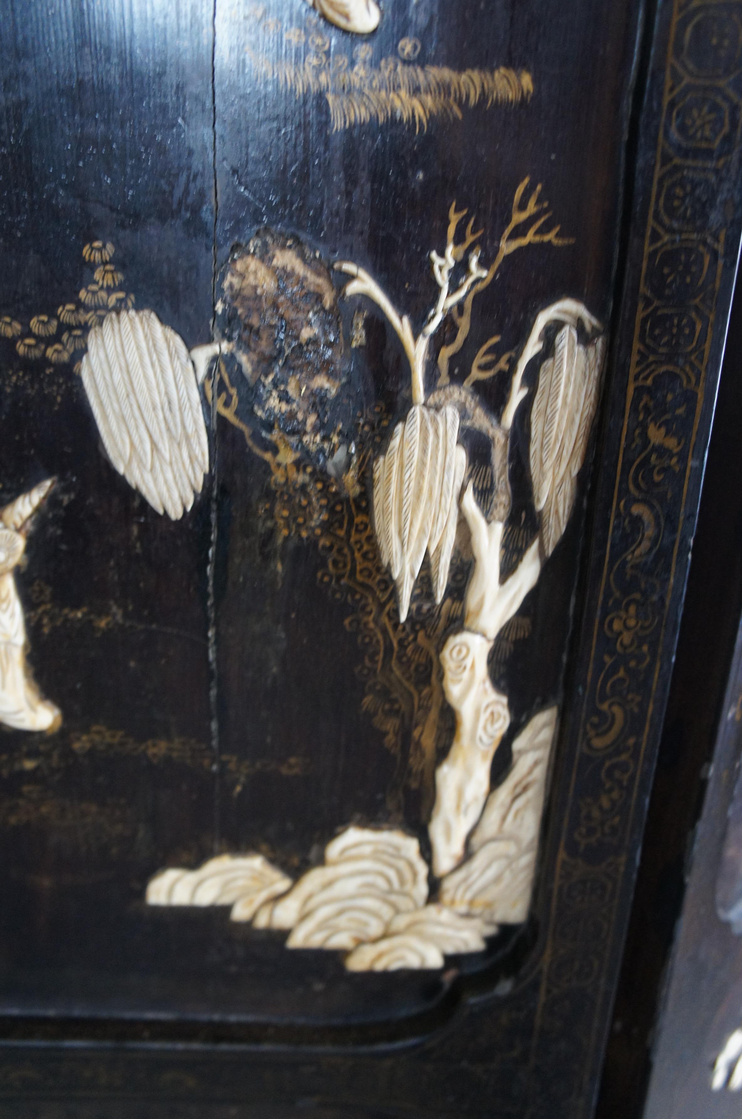 Écran pliant chinois ancien en laque noire ivoire peinte et sculptée de Coromandel en vente 2