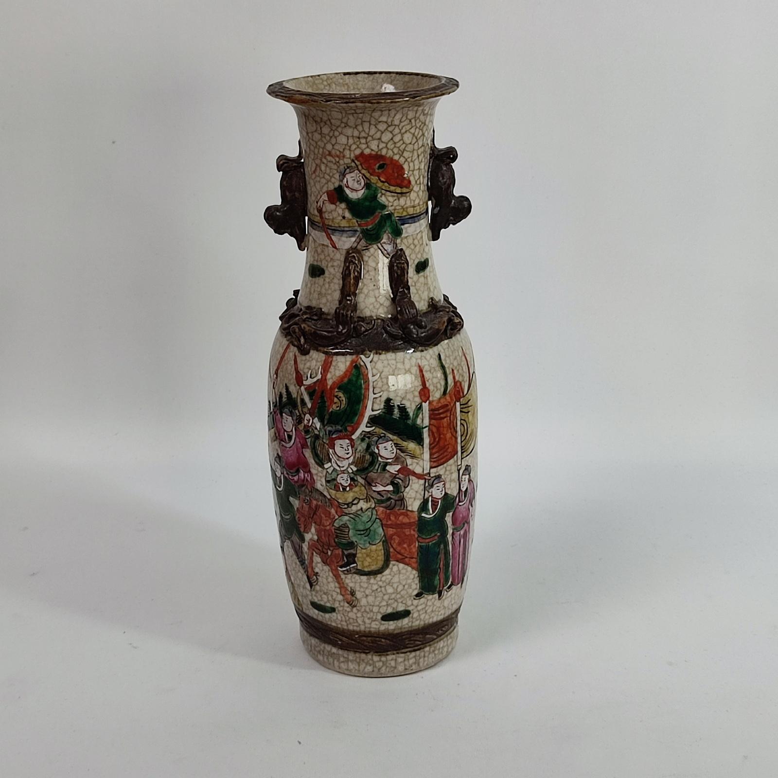 Dipinto a mano Antico vaso cinese in crackleware Guerrieri Decor in vendita