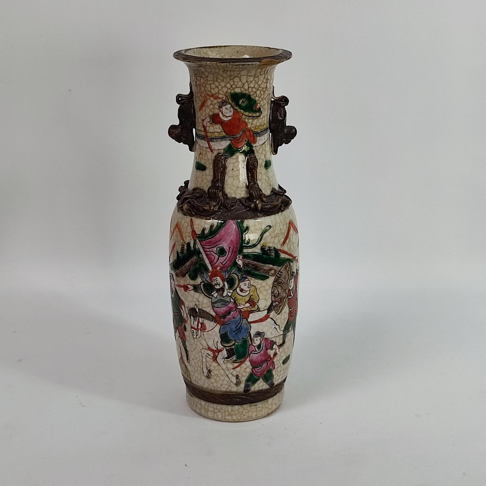 XX secolo Antico vaso cinese in crackleware Guerrieri Decor in vendita