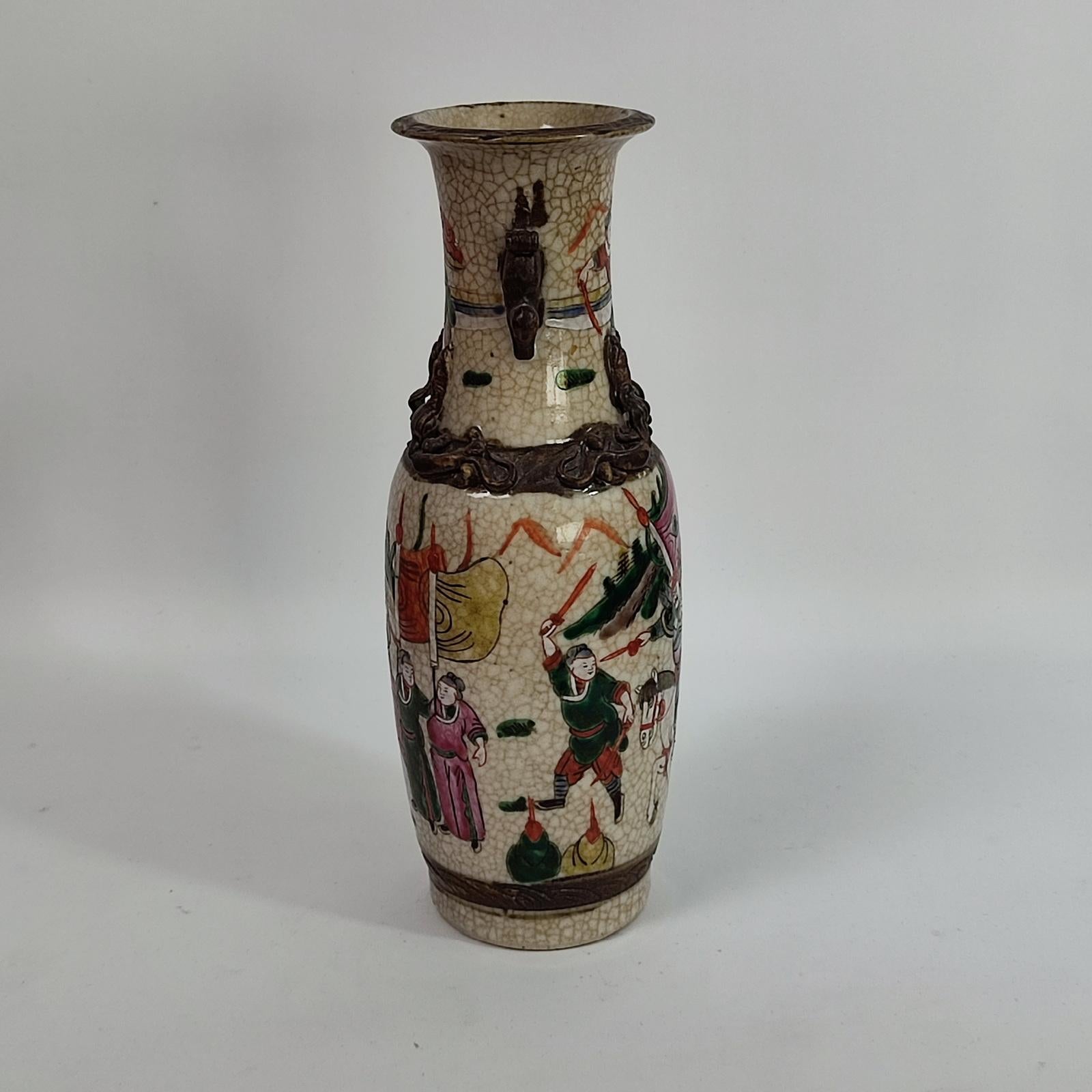 Porcellana Antico vaso cinese in crackleware Guerrieri Decor in vendita