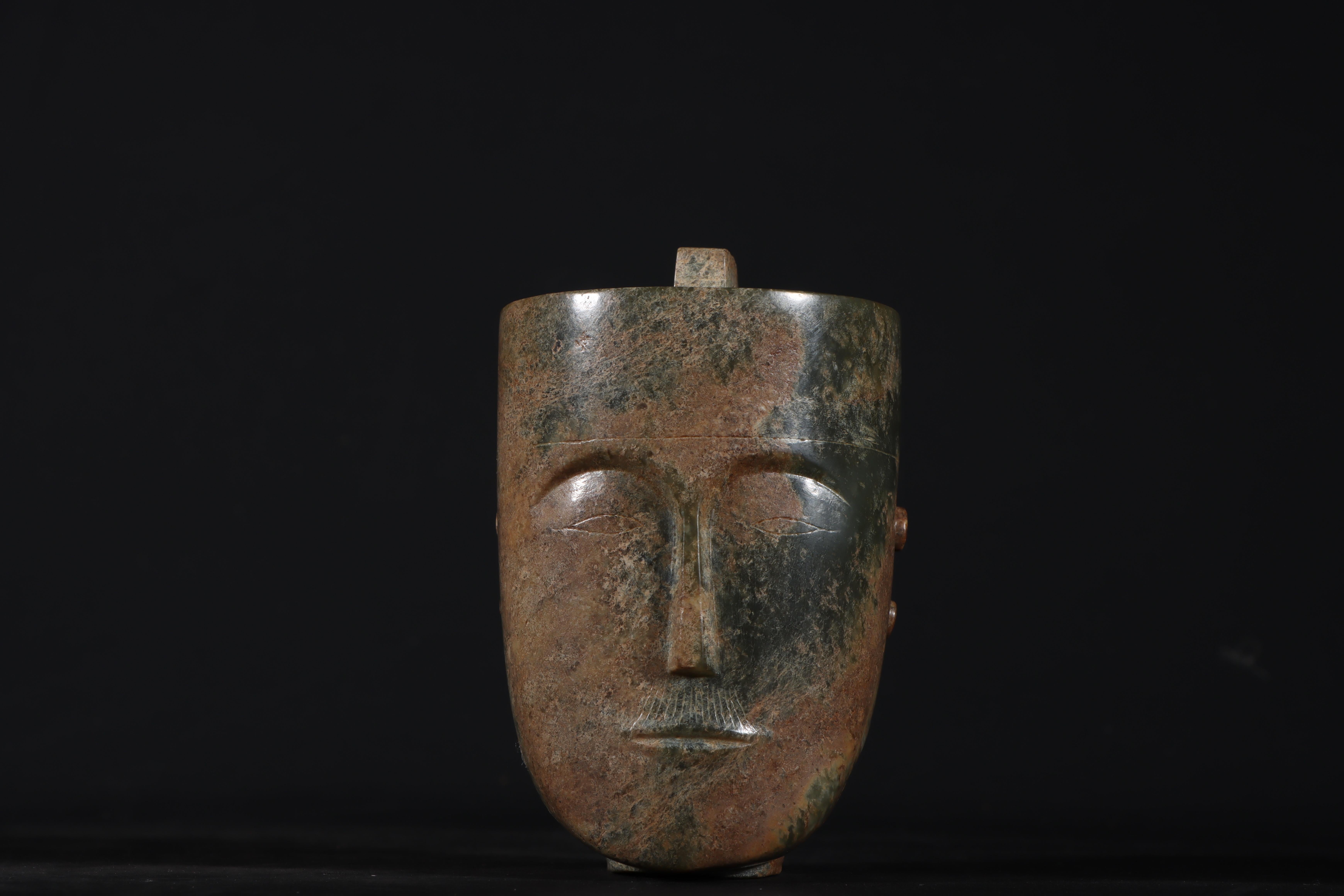 Diese antike Buddha-Kopf-Skulptur aus Jade ist ein beeindruckendes Beispiel für traditionelle chinesische Handwerkskunst. Sorgfältig von Hand aus Jade geschnitzt, zeigt dieses Stück einen ruhigen und friedlichen Ausdruck, der spirituelle Erleuchtung