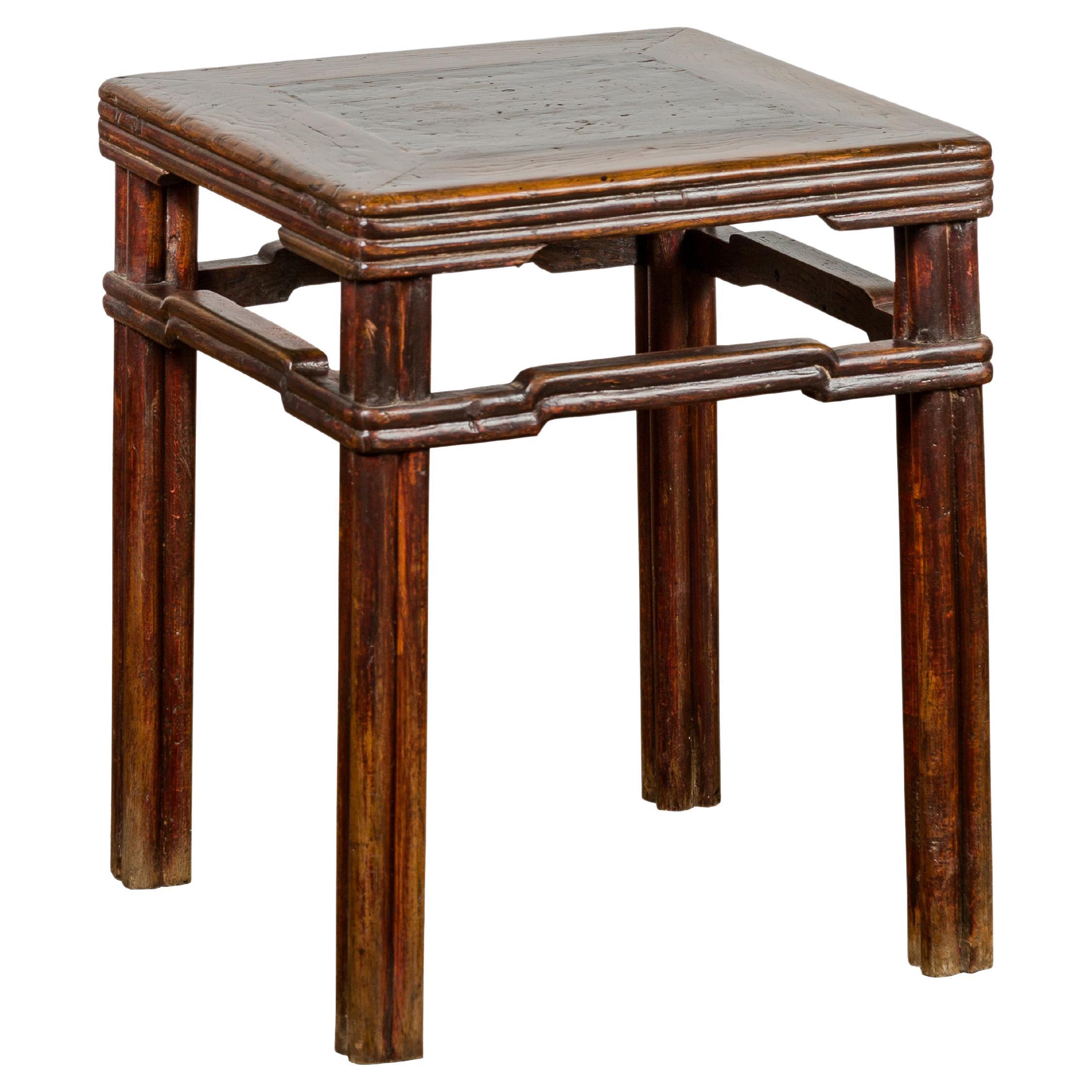 Ancienne table d'appoint chinoise en brun foncé avec brancards en bois de roseau