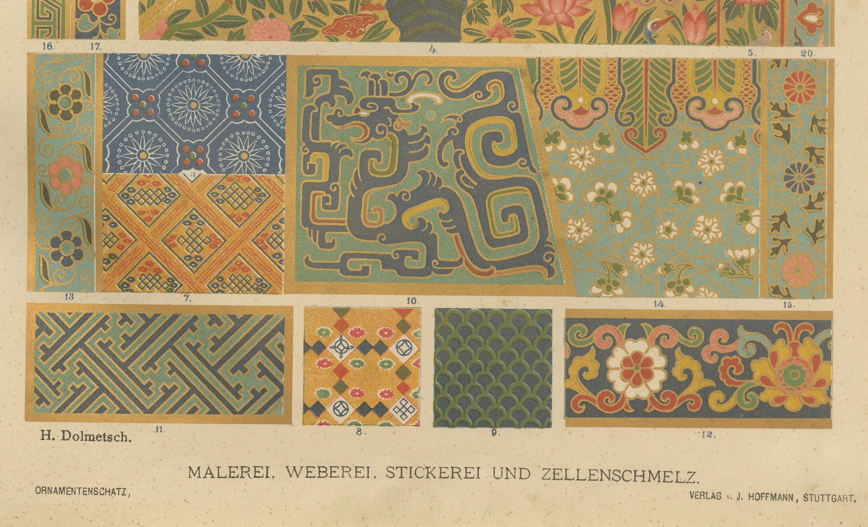 Anciennes estampes d'art décoratif chinois avec motifs floraux et textiles, 1887

Cette paire d'estampes anciennes magnifiquement composée célèbre l'élégance et la complexité de l'art décoratif chinois traditionnel, tel qu'il est interprété à