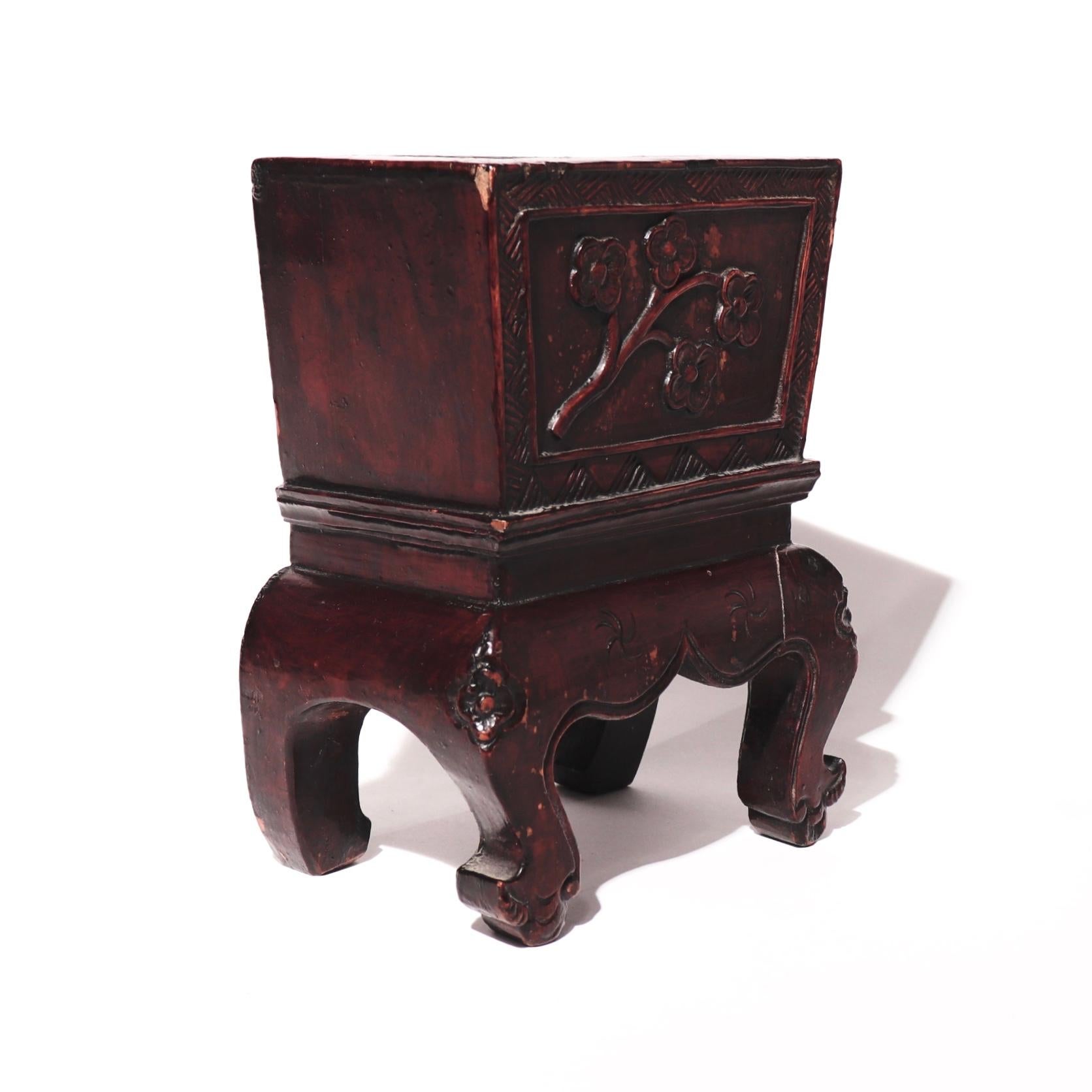 Jardinière décorative chinoise en bois laqué, de petite taille et de forme élégante, sculptée dans un seul segment de bois, reposant sur quatre pieds cabriole incurvés, le dessus consistant en une boîte rectangulaire ouverte aux côtés légèrement