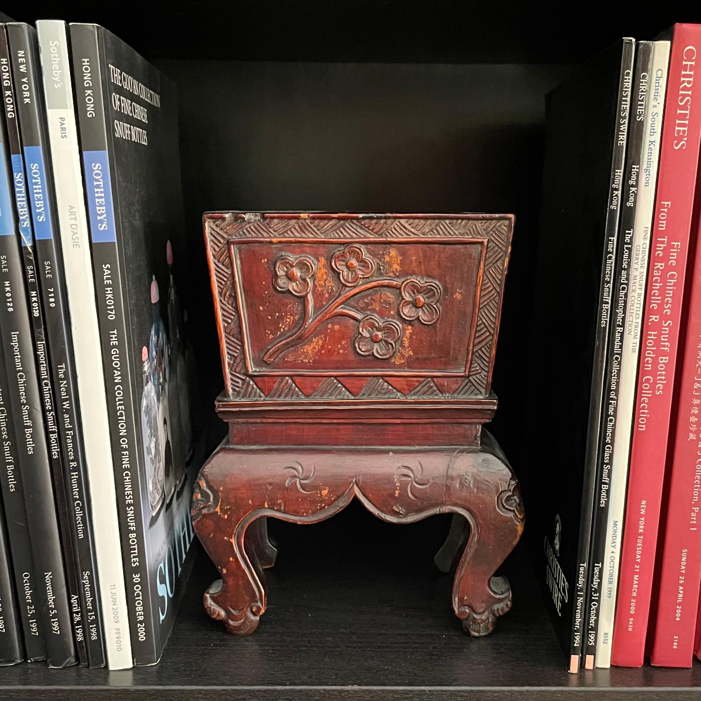 XIXe siècle Ancienne jardinière décorative chinoise en bois laqué en vente