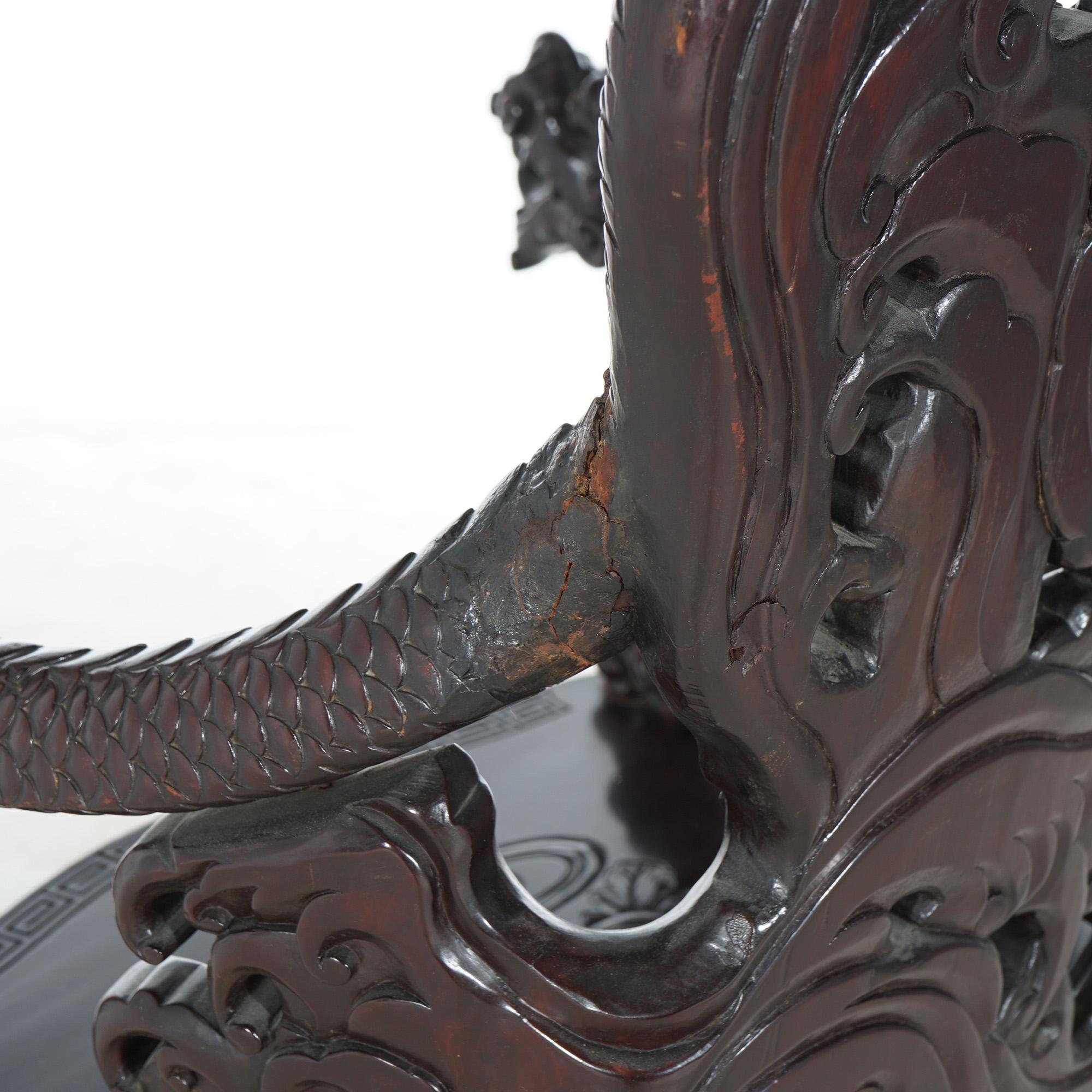 Ancienne chaise reine chinoise en bois de rose profondément sculptée avec dragons, vers 1920 en vente 3