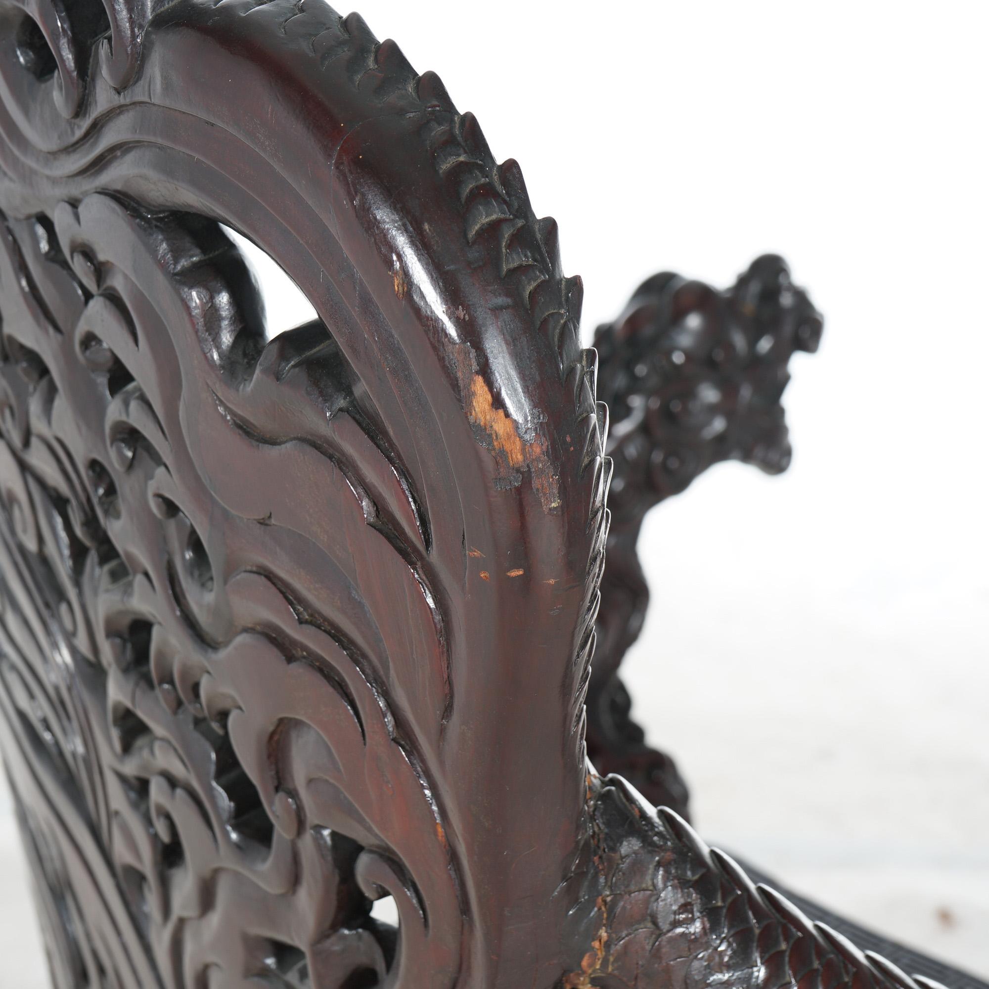 Ancienne chaise reine chinoise en bois de rose profondément sculptée avec dragons, vers 1920 en vente 7