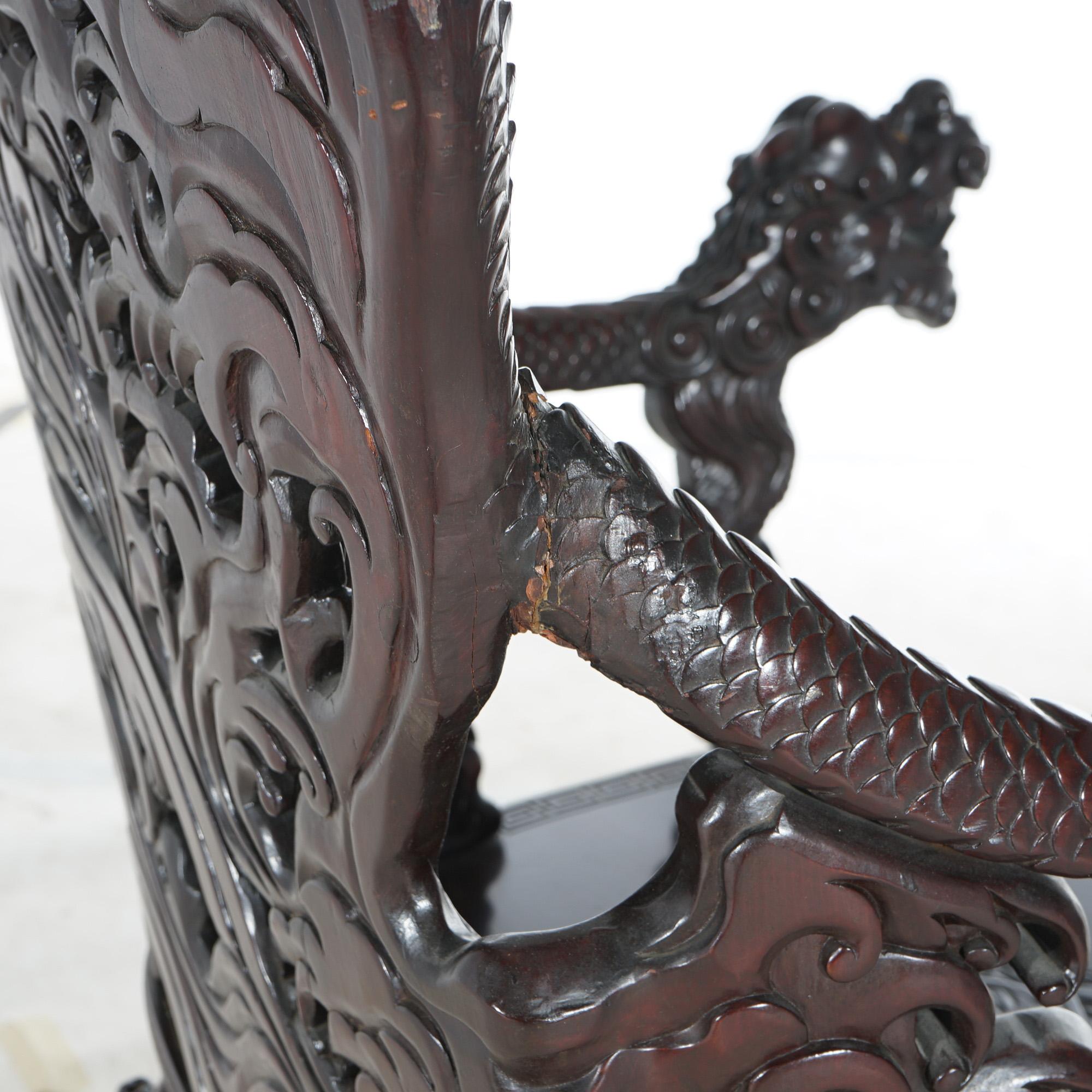 Ancienne chaise reine chinoise en bois de rose profondément sculptée avec dragons, vers 1920 en vente 8