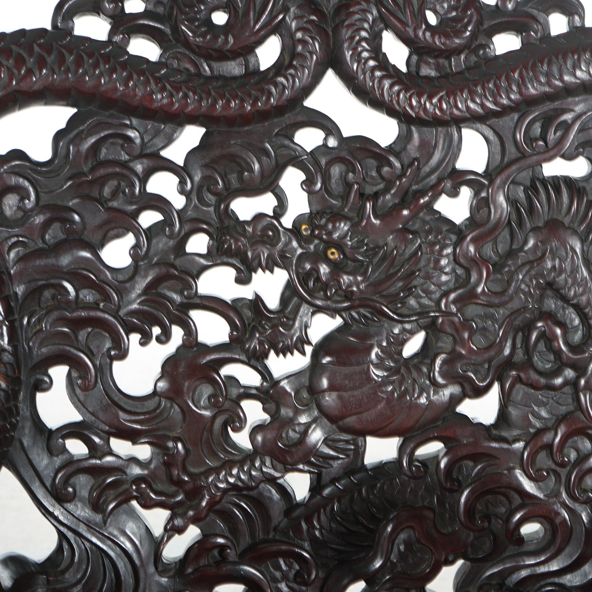 Ancienne chaise reine chinoise en bois de rose profondément sculptée avec dragons, vers 1920 en vente 11
