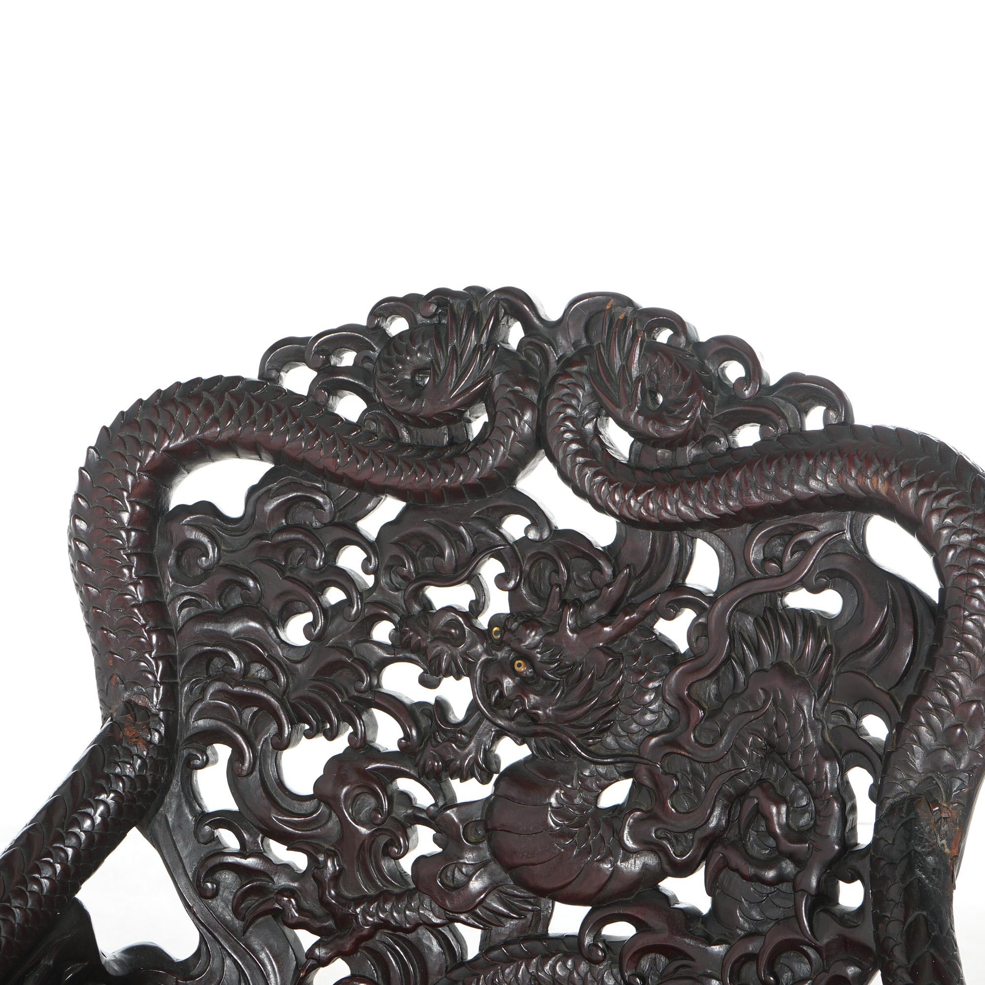 Sculpté Ancienne chaise reine chinoise en bois de rose profondément sculptée avec dragons, vers 1920 en vente