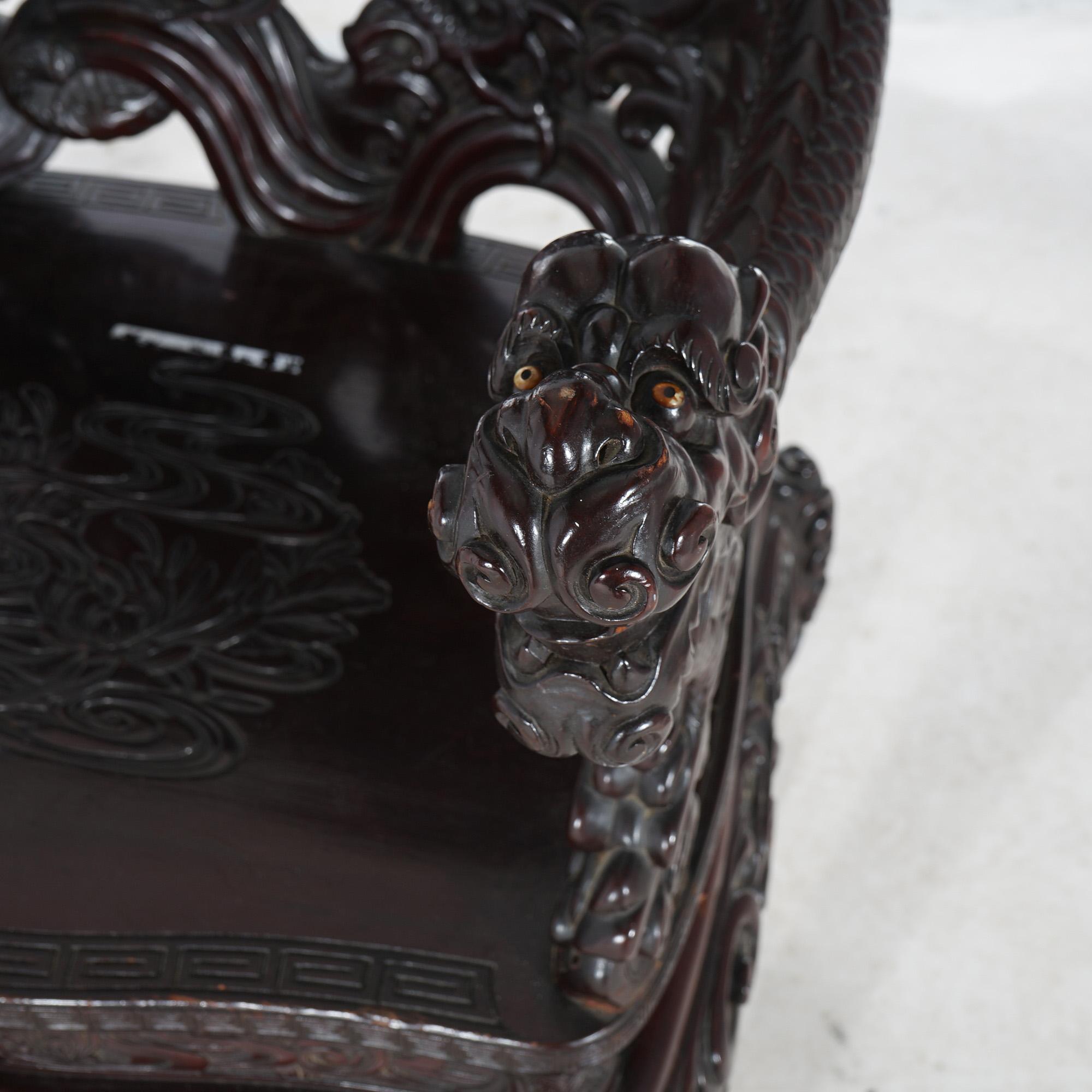 Ancienne chaise reine chinoise en bois de rose profondément sculptée avec dragons, vers 1920 Bon état - En vente à Big Flats, NY