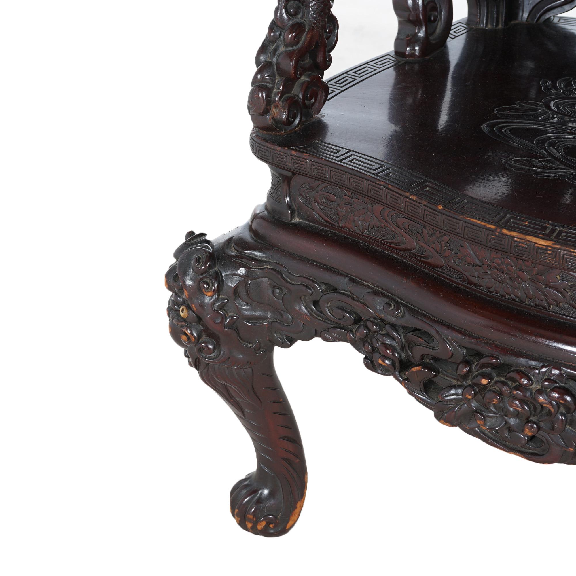 20ième siècle Ancienne chaise reine chinoise en bois de rose profondément sculptée avec dragons, vers 1920 en vente