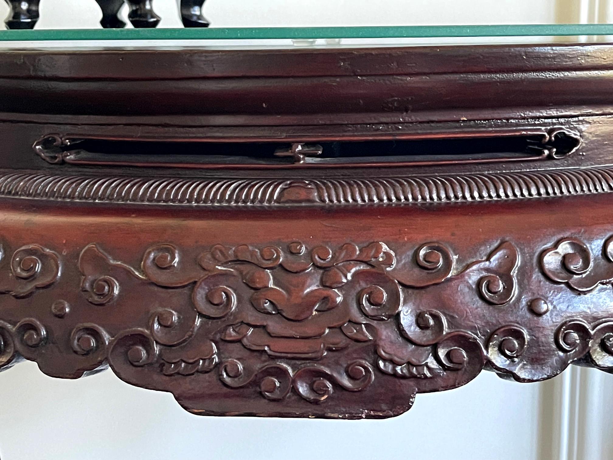 Ancienne table chinoise laquée demi-lune de la fin de la dynastie Qing État moyen - En vente à Atlanta, GA
