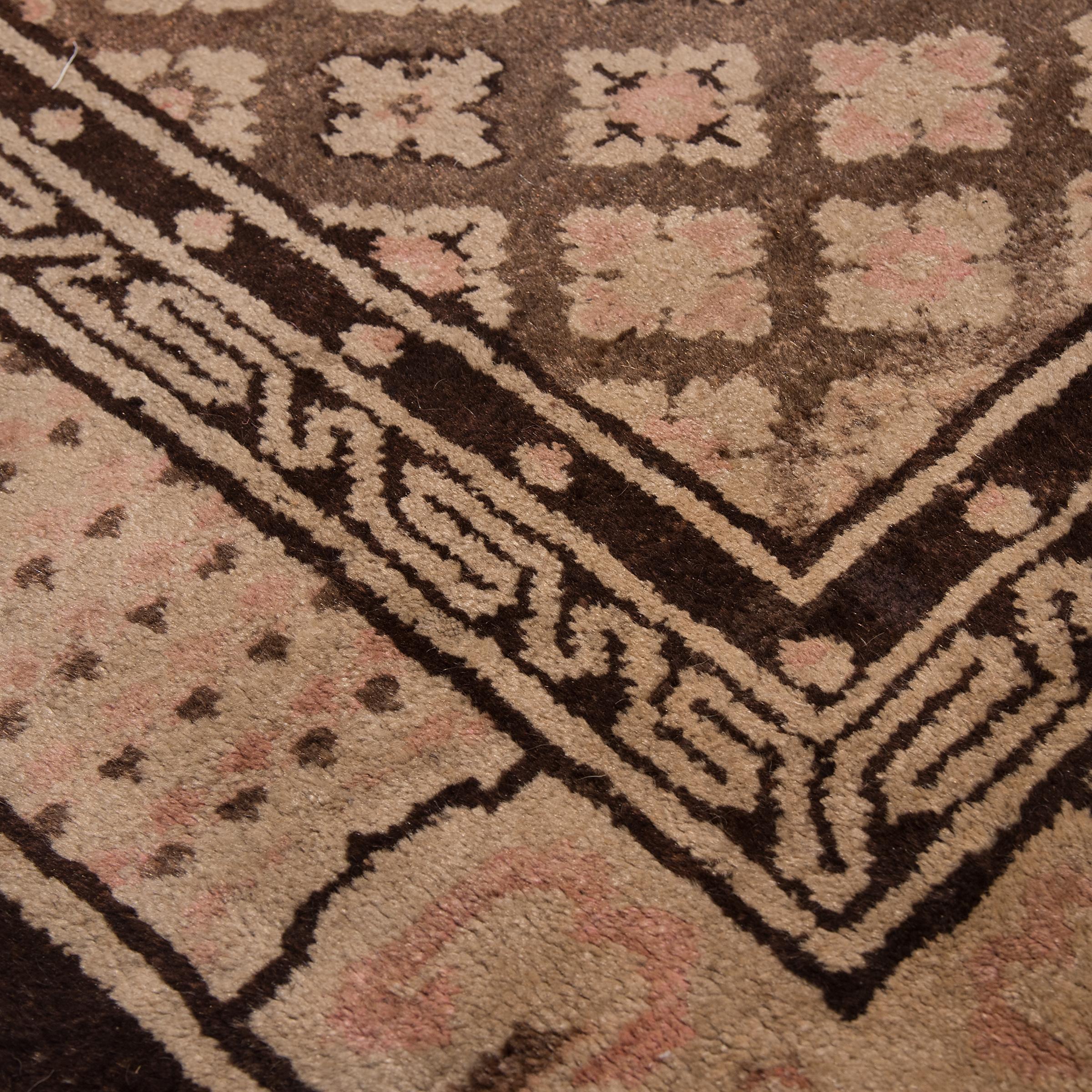 Die Herstellung dieses prächtigen Teppichs dauerte Monate oder sogar Jahre. In mühevoller Kleinarbeit wurden Stücke pflanzlich gefärbter Wolle in Tausenden von Einzelknoten um eine Baumwollkette geknüpft. Das Ergebnis ist eine wahre Liebesmüh, denn