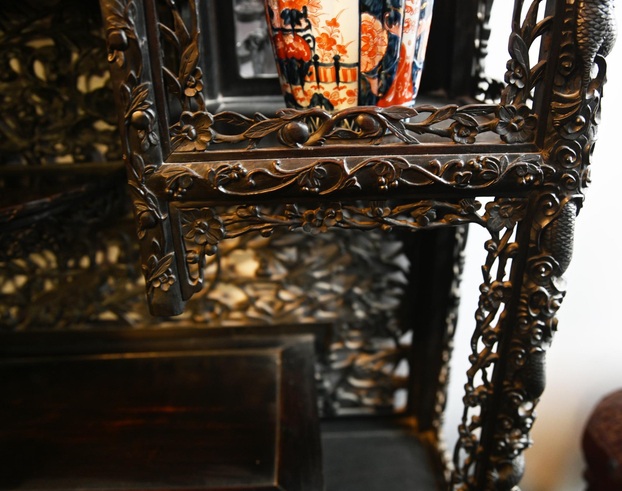 Sie sehen hier eine außergewöhnliche und seltene chinesische Vitrine
Fein geschnitzt aus Padouk nur Blick auf die Komplexität der Schnitzerei, unglaubliche Arbeit
Zu den Details gehören florale Motive, Vögel und Drachen
CIRCA 1860
Dieses Kunstwerk
