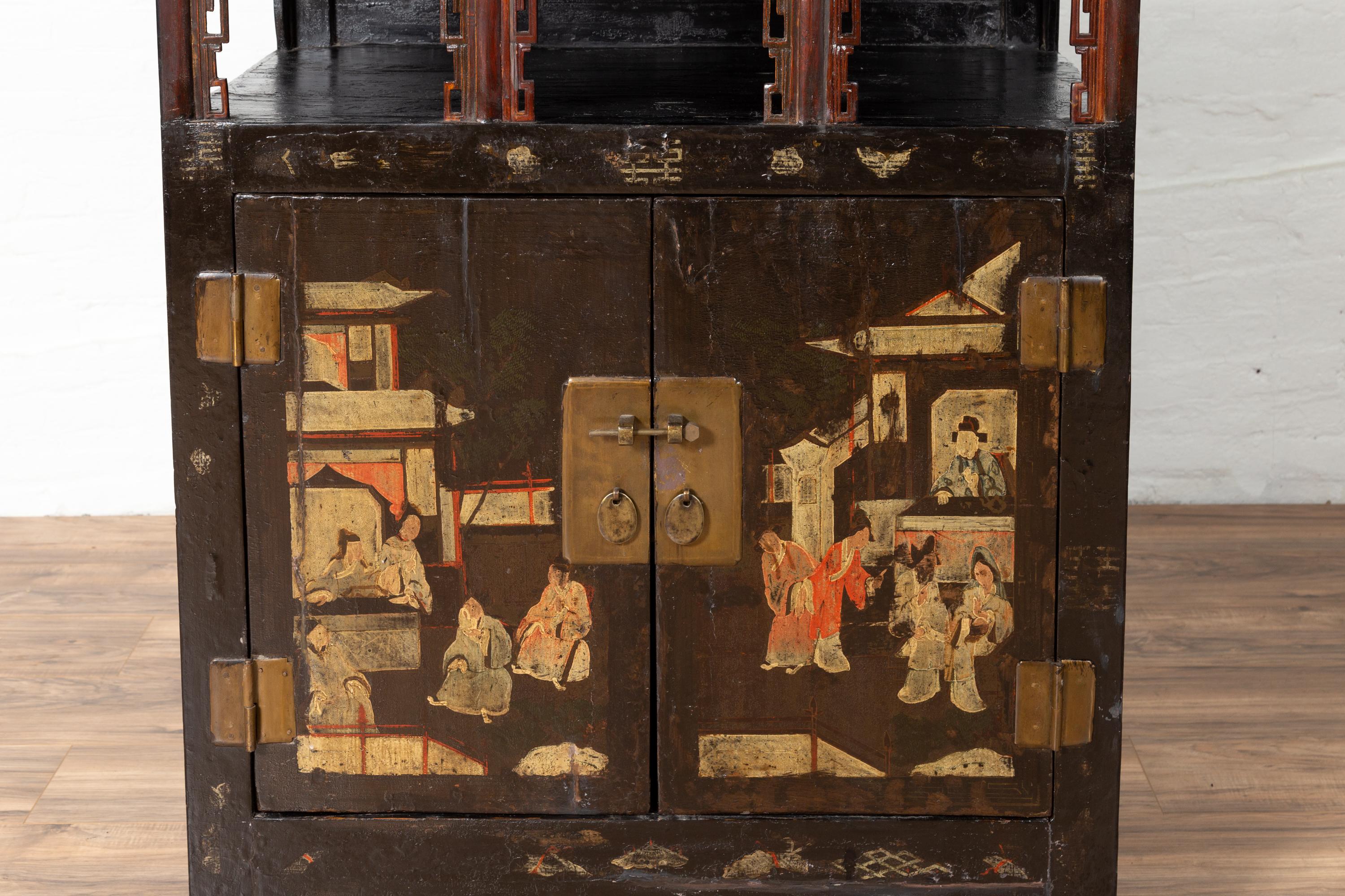 Antiker chinesischer Vitrinenschrank mit handbemalter Chinoiserie und offenem Regal im Zustand „Gut“ im Angebot in Yonkers, NY