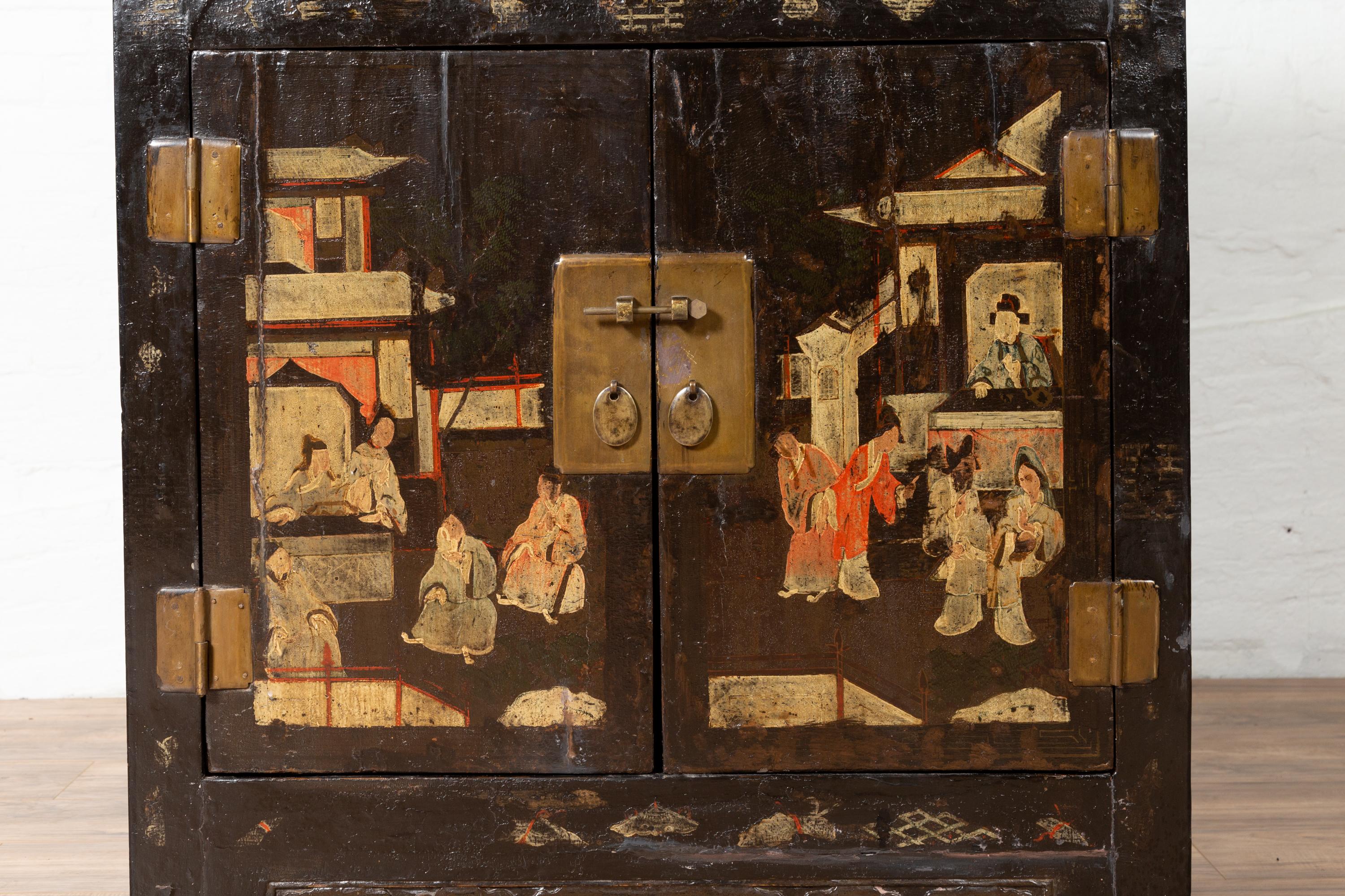 Antiker chinesischer Vitrinenschrank mit handbemalter Chinoiserie und offenem Regal (19. Jahrhundert) im Angebot