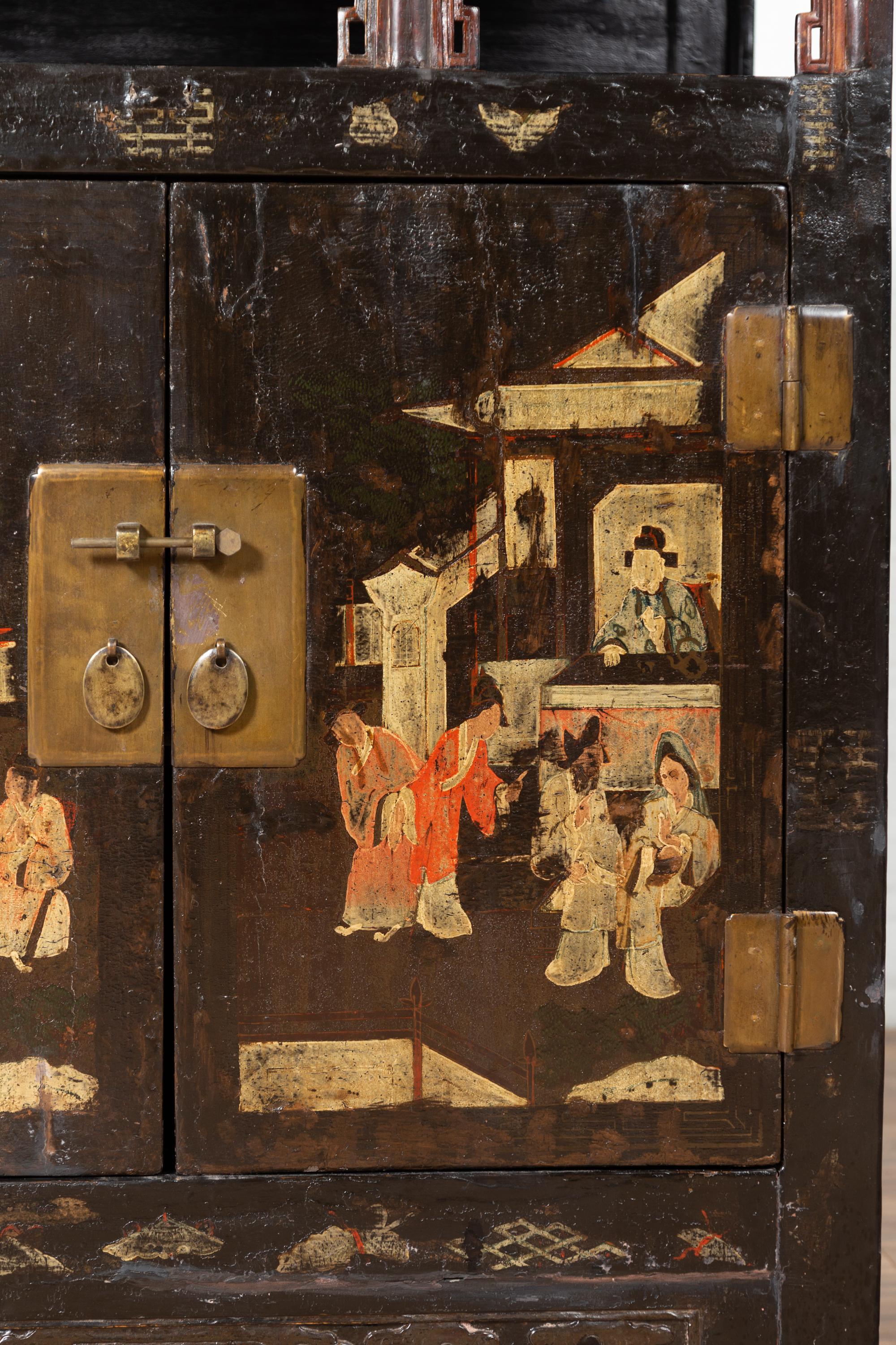 Antiker chinesischer Vitrinenschrank mit handbemalter Chinoiserie und offenem Regal im Angebot 1