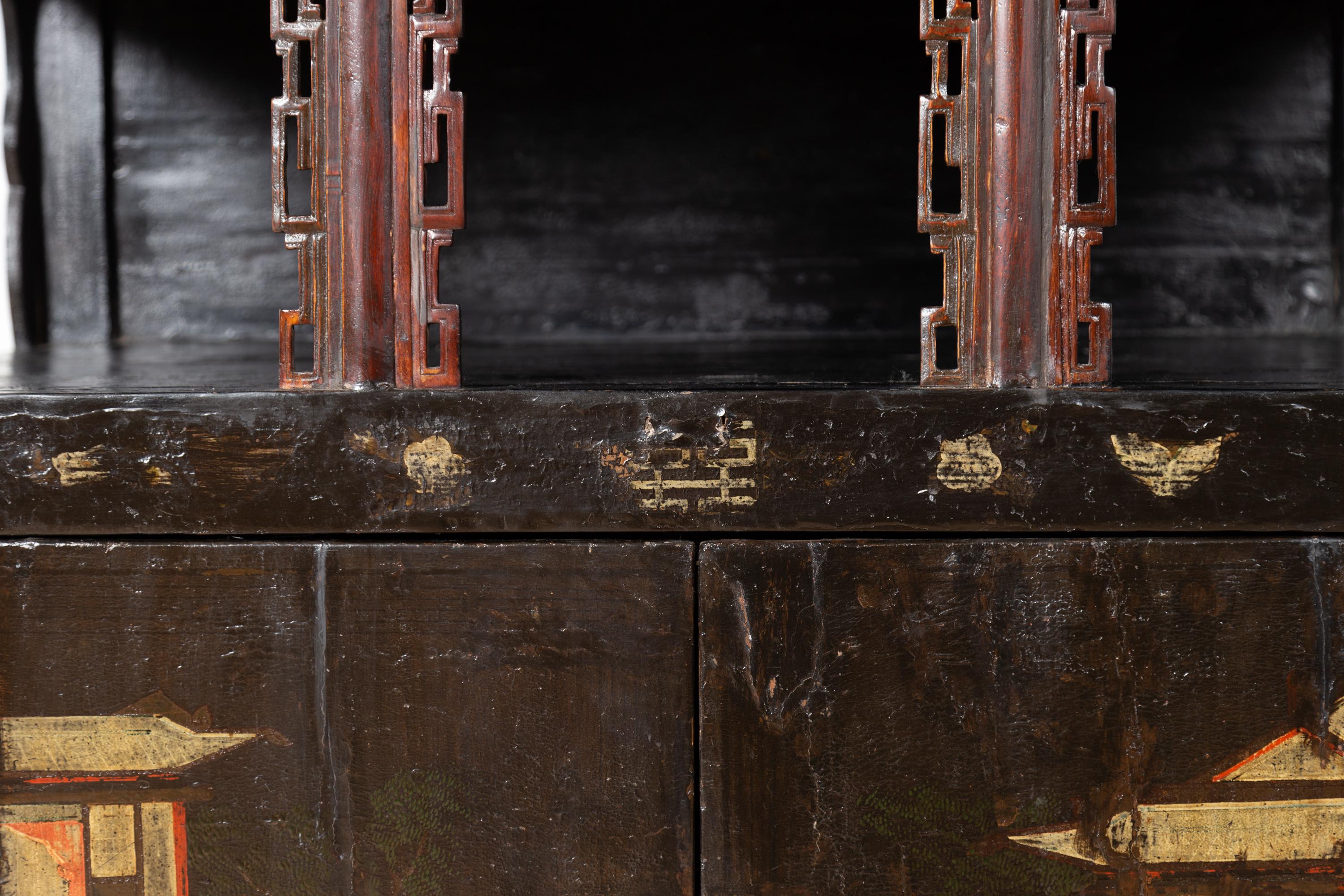 Antiker chinesischer Vitrinenschrank mit handbemalter Chinoiserie und offenem Regal im Angebot 2