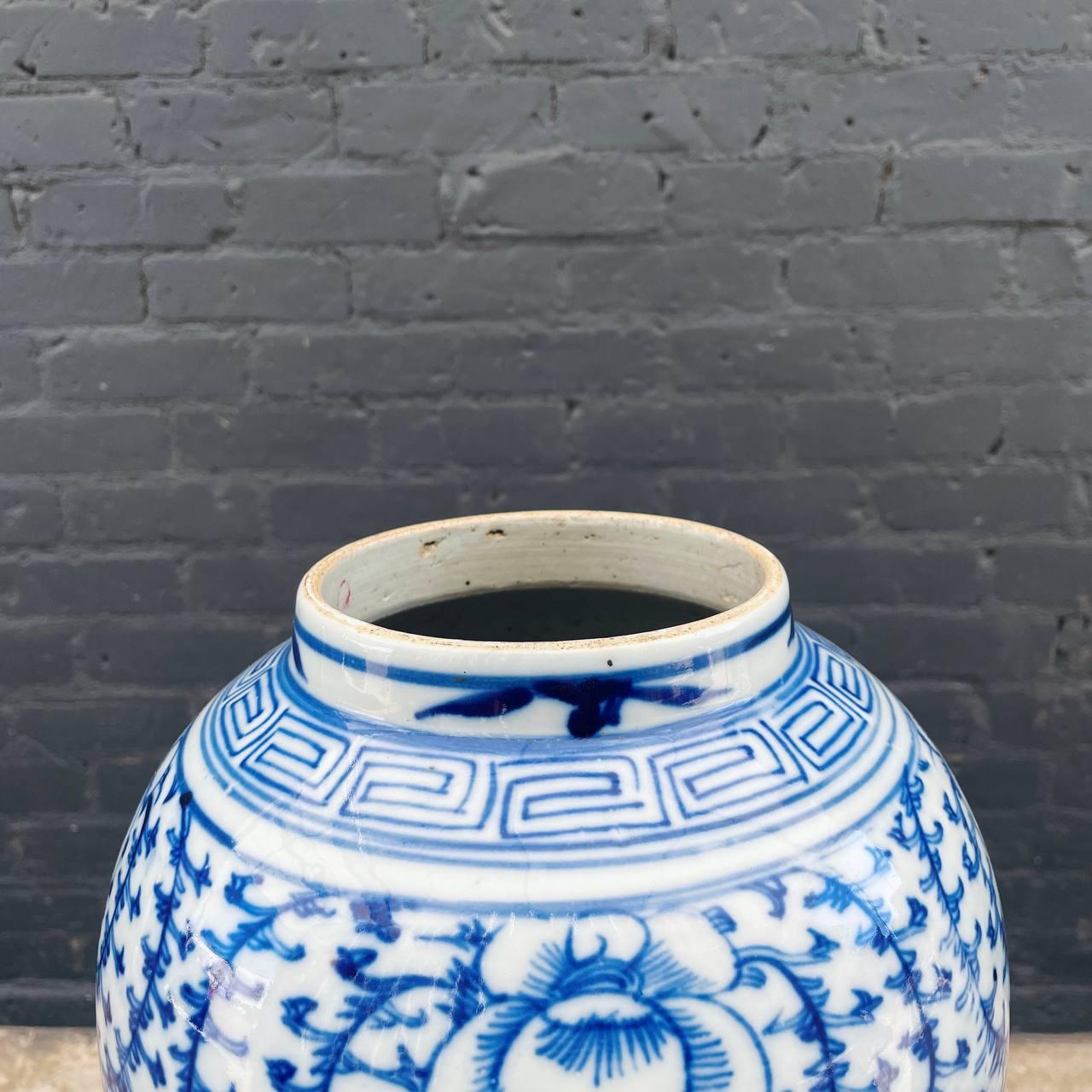 Lampe de bureau chinoise ancienne en porcelaine à double bonheur en forme de jarre  en vente 4