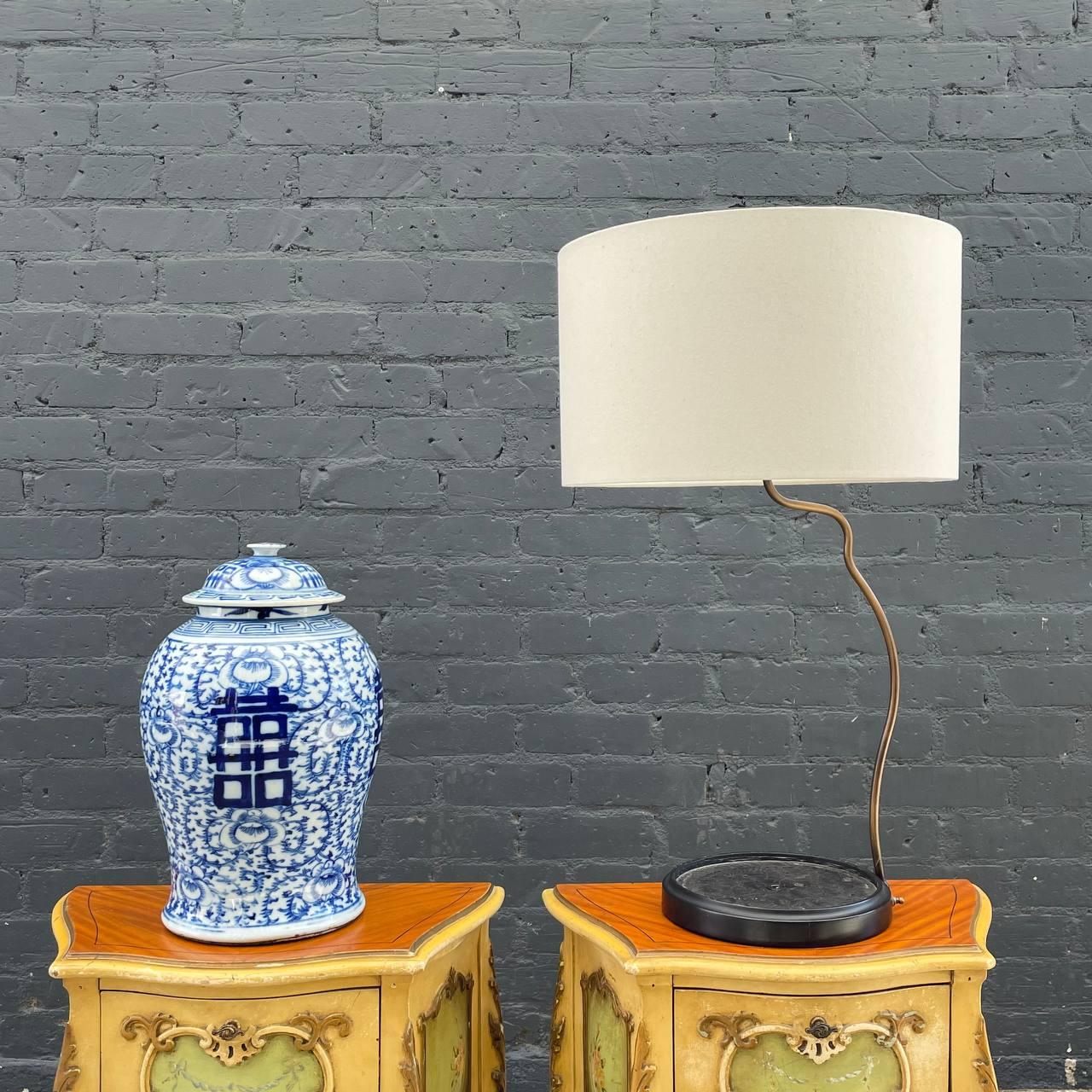 Chinois Lampe de bureau chinoise ancienne en porcelaine à double bonheur en forme de jarre  en vente