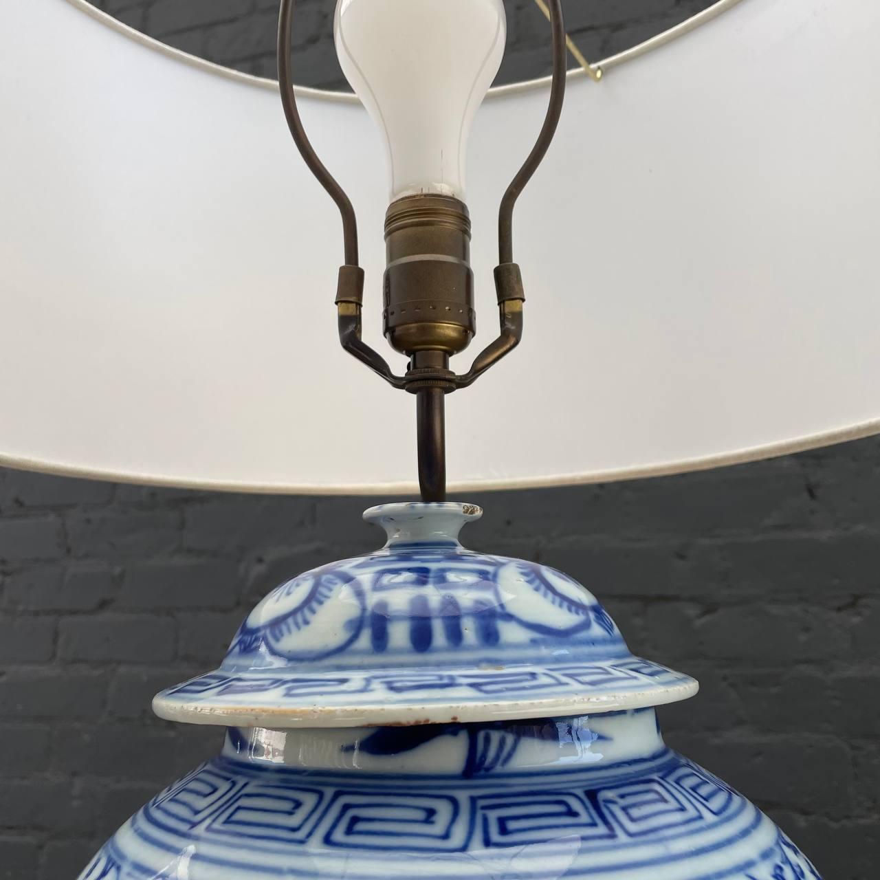 Lampe de bureau chinoise ancienne en porcelaine à double bonheur en forme de jarre  en vente 1