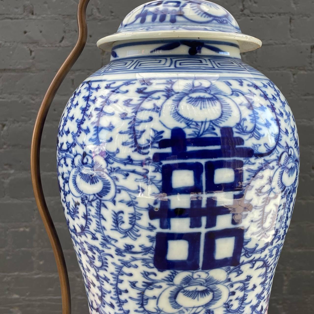Lampe de bureau chinoise ancienne en porcelaine à double bonheur en forme de jarre  en vente 3