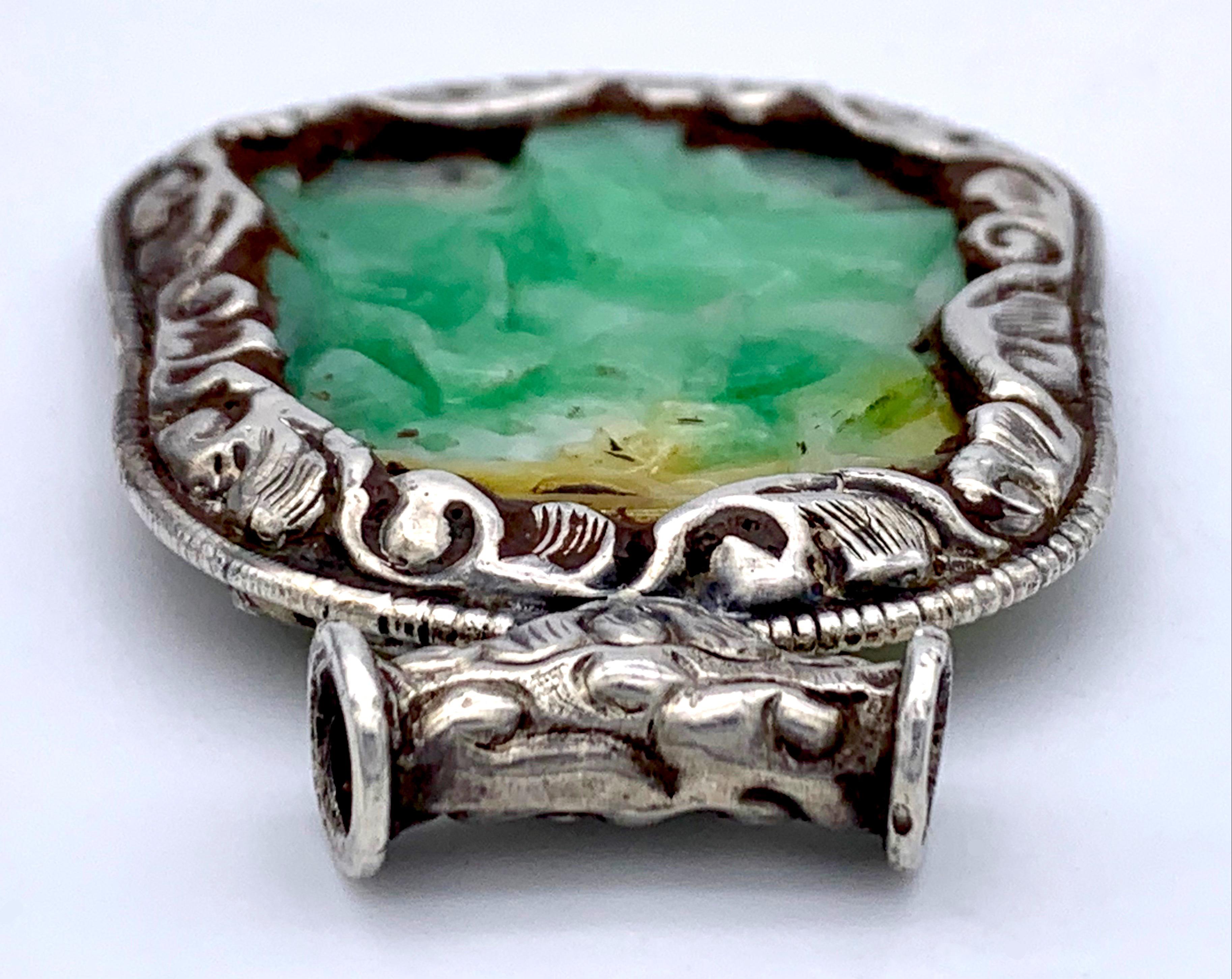 Pendentif chinois ancien du 19ème siècle en jade sculpté double face Bon état à Munich, Bavaria