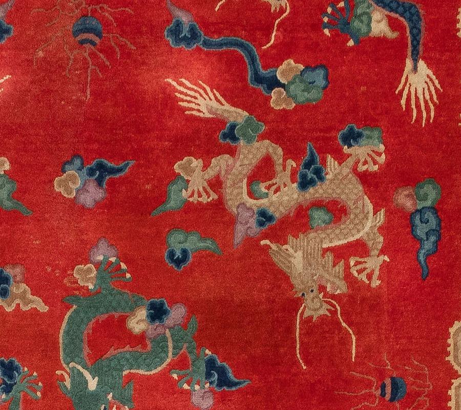 Antiker chinesischer Drachenteppich aus roter Wolle im Art-déco-Stil mit 9 Dragos im Angebot 3
