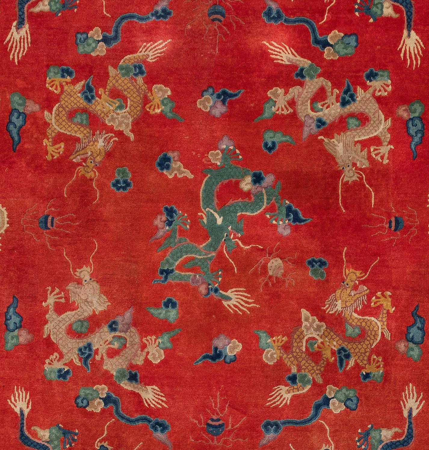 Ein 9-Drachen-Chinesen-Teppich mit rotem Feld. Maße: 8 x 10 ft.

Dieses traditionelle Drachenmuster findet sich typischerweise auf antiken Teppichen aus Beijing/Peking und Ningxia. Auf diesem Teppich sind im inneren Feld 9 Drachen abgebildet. 9 ist