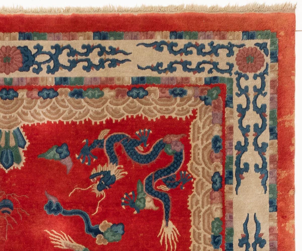 Antiker chinesischer Drachenteppich aus roter Wolle im Art-déco-Stil mit 9 Dragos (Chinesisch) im Angebot