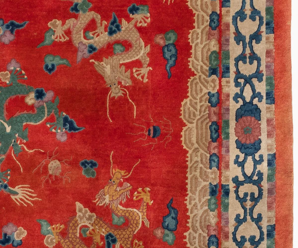 Antiker chinesischer Drachenteppich aus roter Wolle im Art-déco-Stil mit 9 Dragos im Zustand „Gut“ im Angebot in Lohr, Bavaria, DE