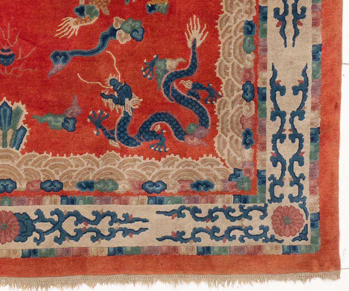 Antiker chinesischer Drachenteppich aus roter Wolle im Art-déco-Stil mit 9 Dragos im Angebot 1