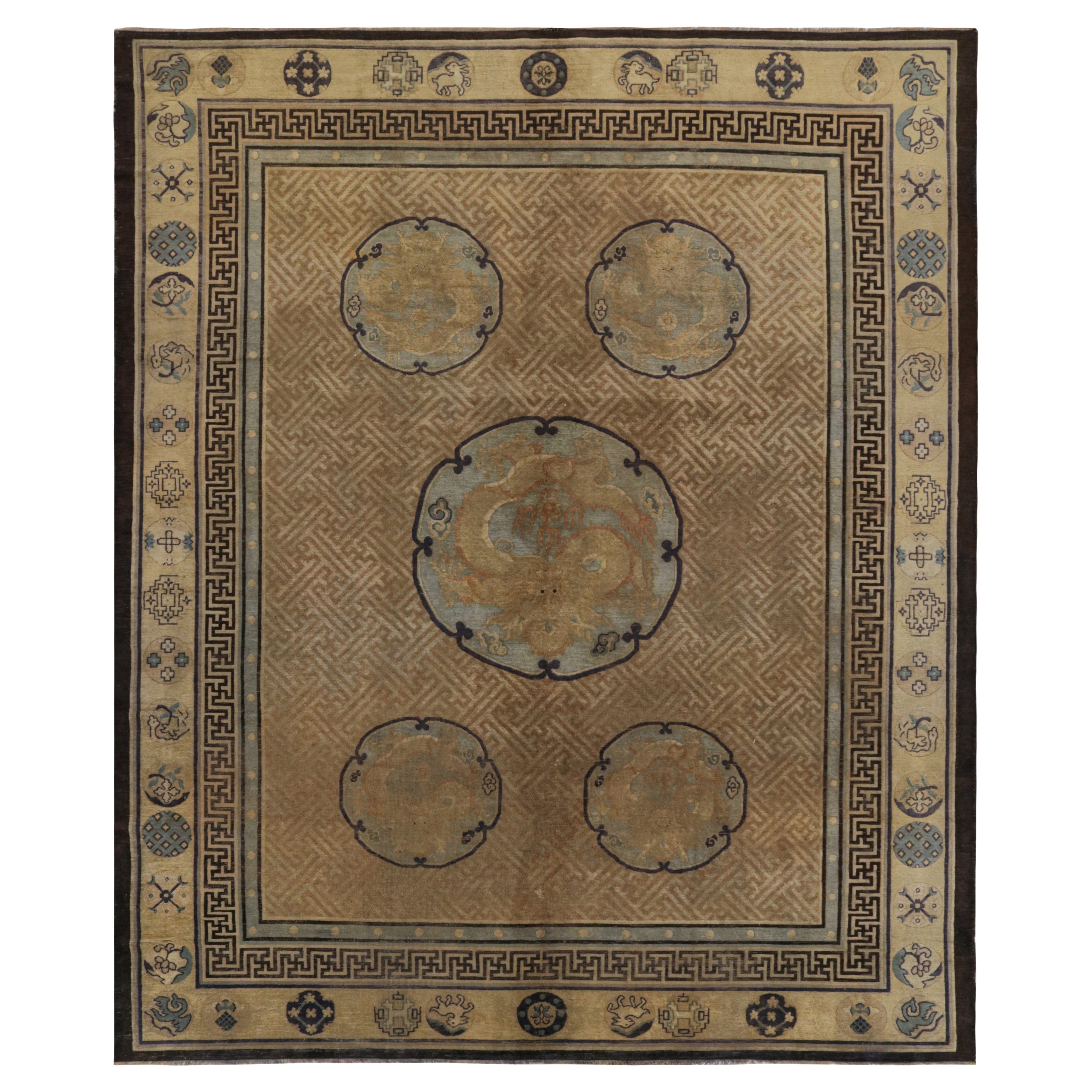 Tapis chinois ancien en forme de dragon en or avec médaillons graphiques, de Rug & Kilim