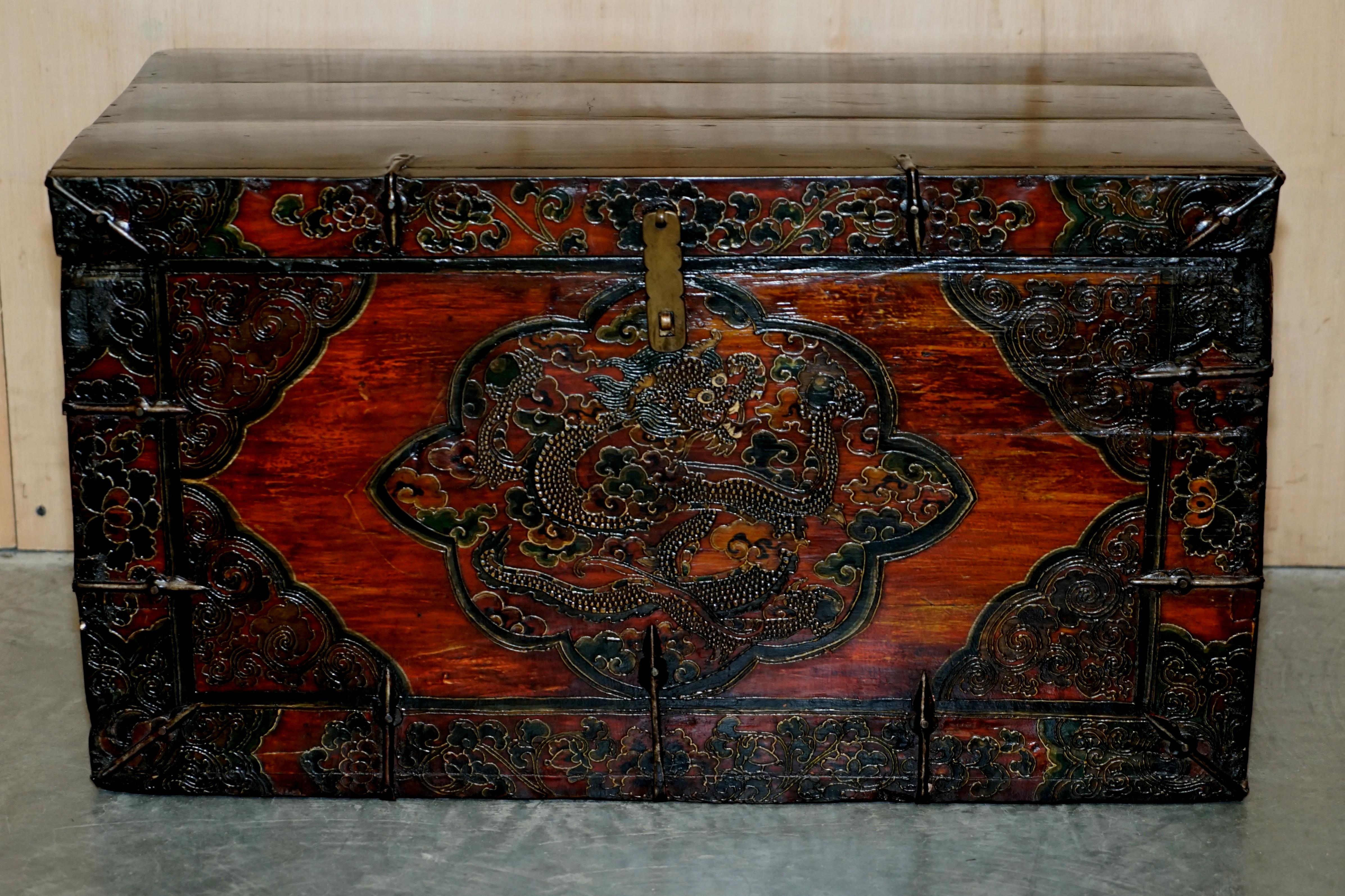 Nous sommes ravis d'offrir à la vente cette superbe malle tibétaine ancienne peinte en polychromie représentant des dragons. 

Il s'agit d'un meuble d'art très beau et très bien fait. C'est le meilleur type d'antiquité, car il est intéressant et