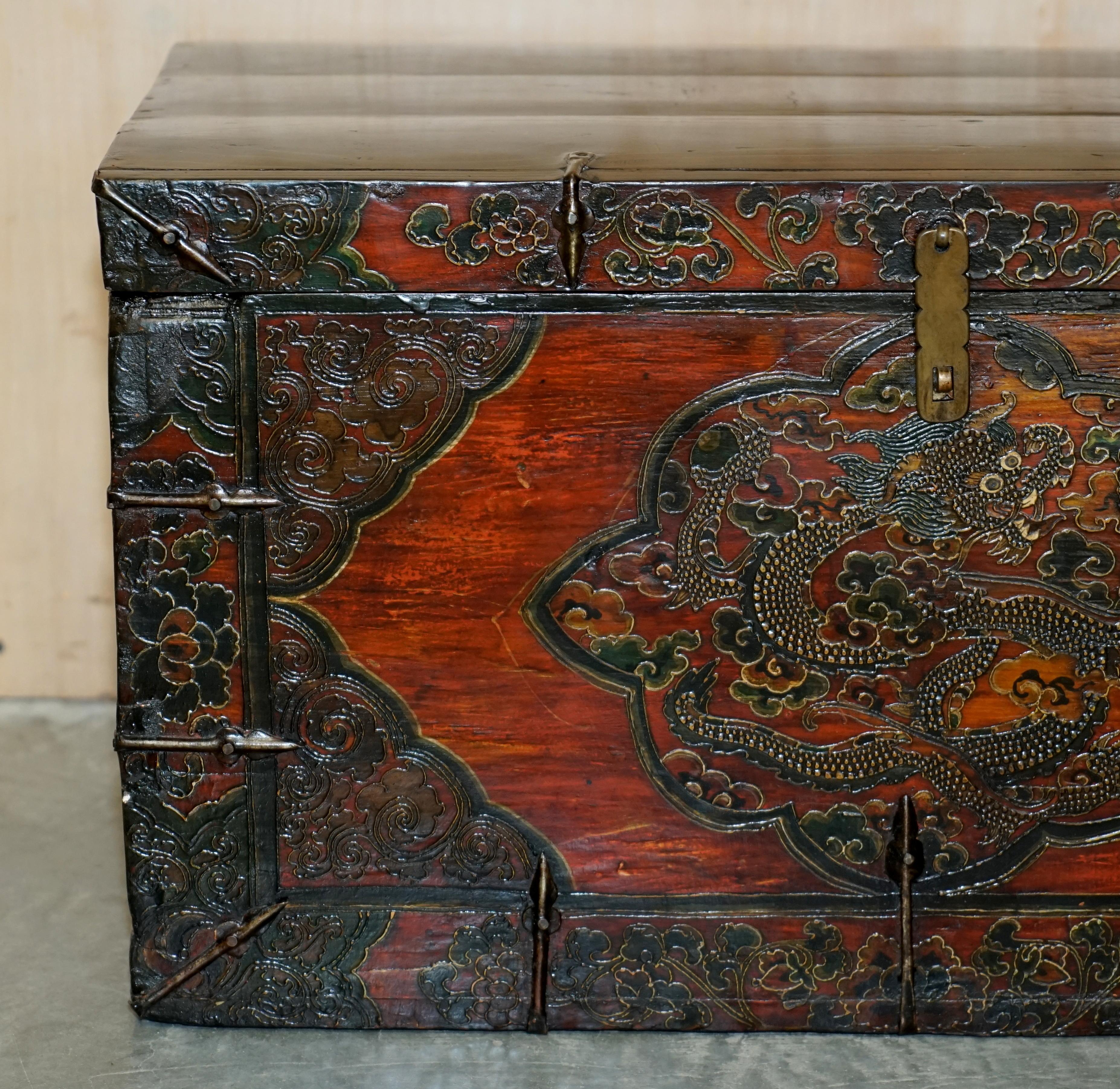 Exportation chinoise Ancienne commode tibétaine en lin peinte en polychrome avec dragon chinois en vente