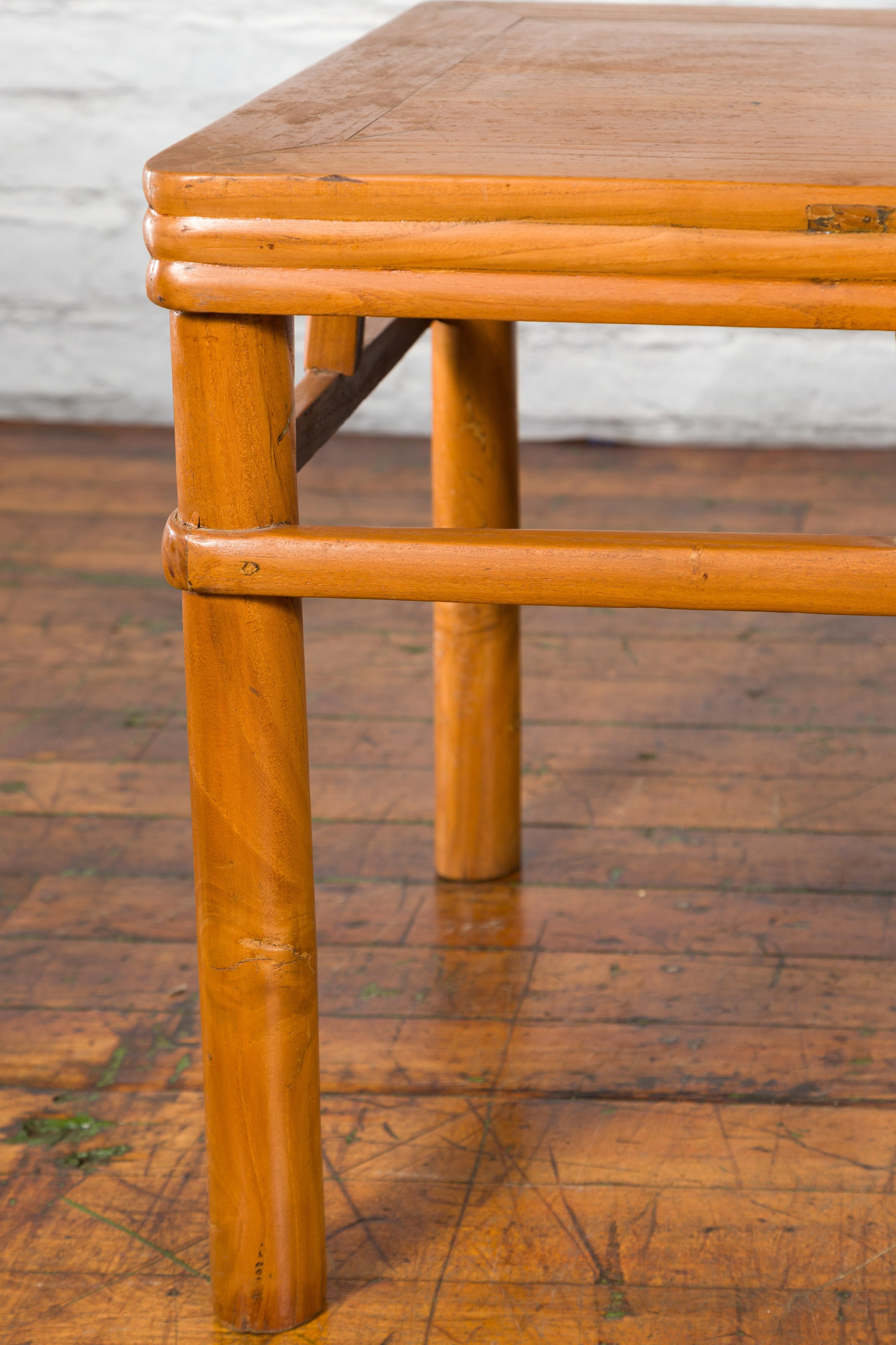 Bois Ancienne table basse chinoise du début du XXe siècle avec motifs de structures de piliers en vente