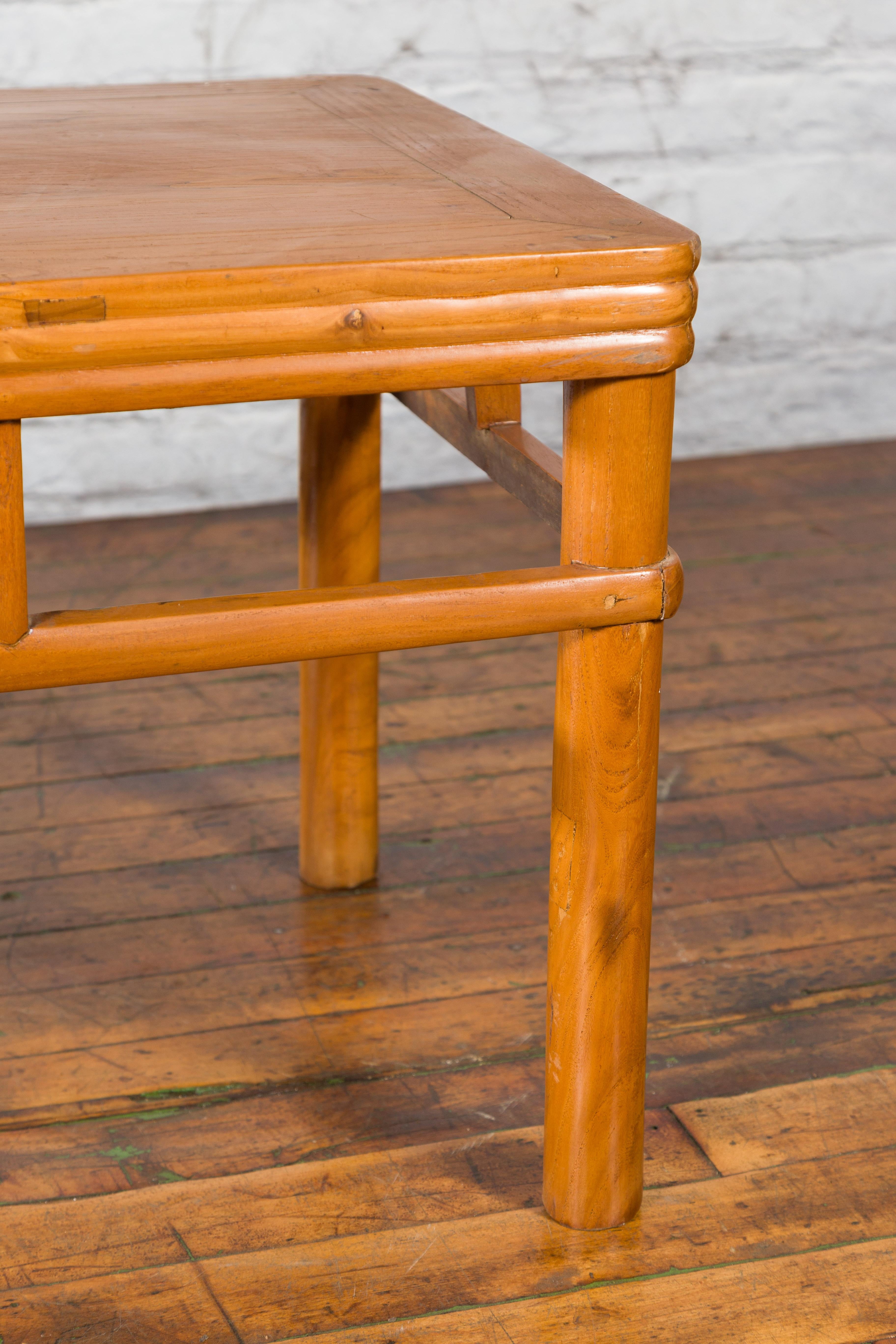 Ancienne table basse chinoise du début du XXe siècle avec motifs de structures de piliers en vente 1