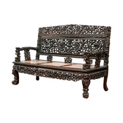 Ancien banc d'écolier chinois sculpté avec soin