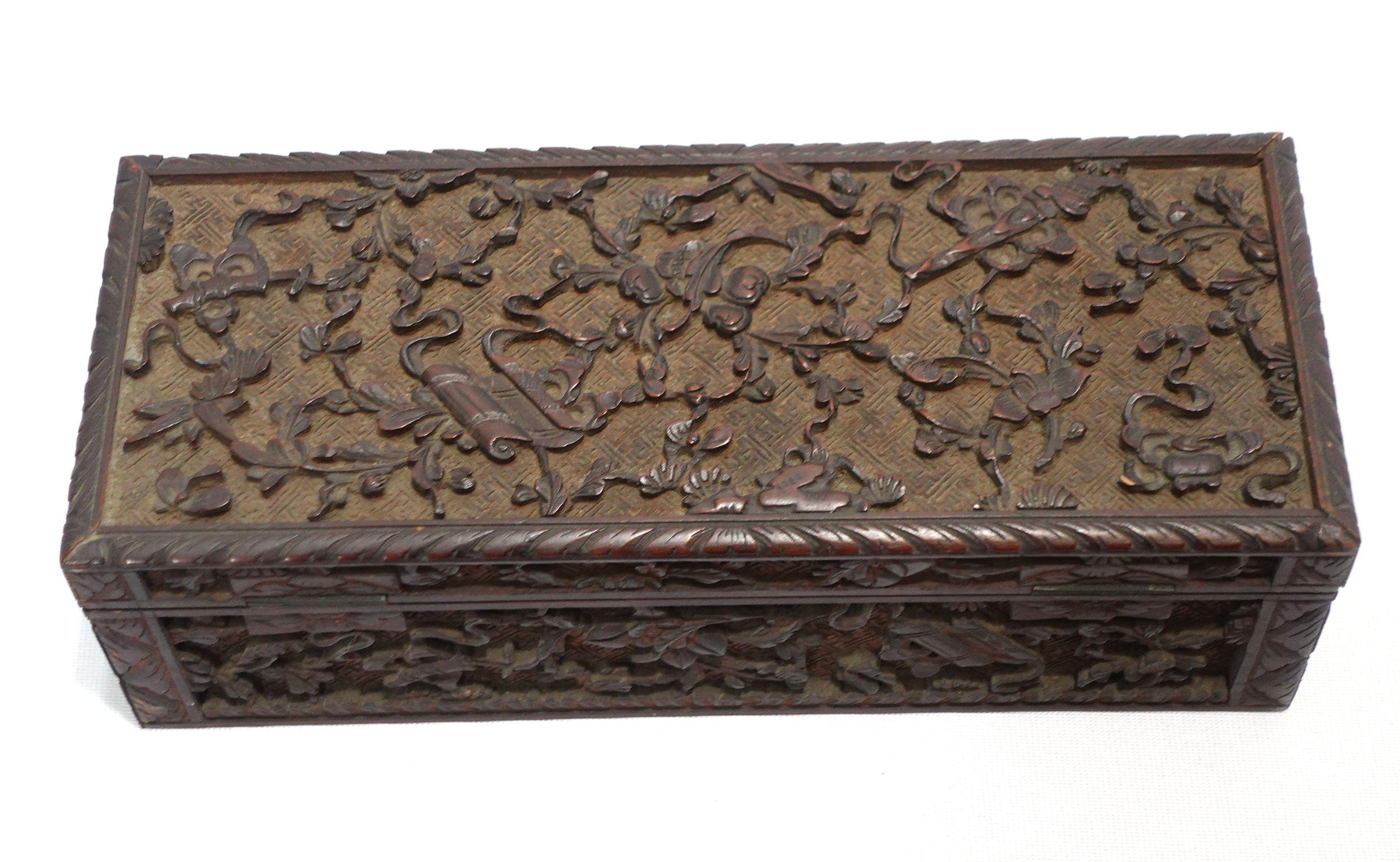 Boîte à gants chinoise ancienne sculptée avec relief élaboré avec charnières et serrure d'origine en vente 4