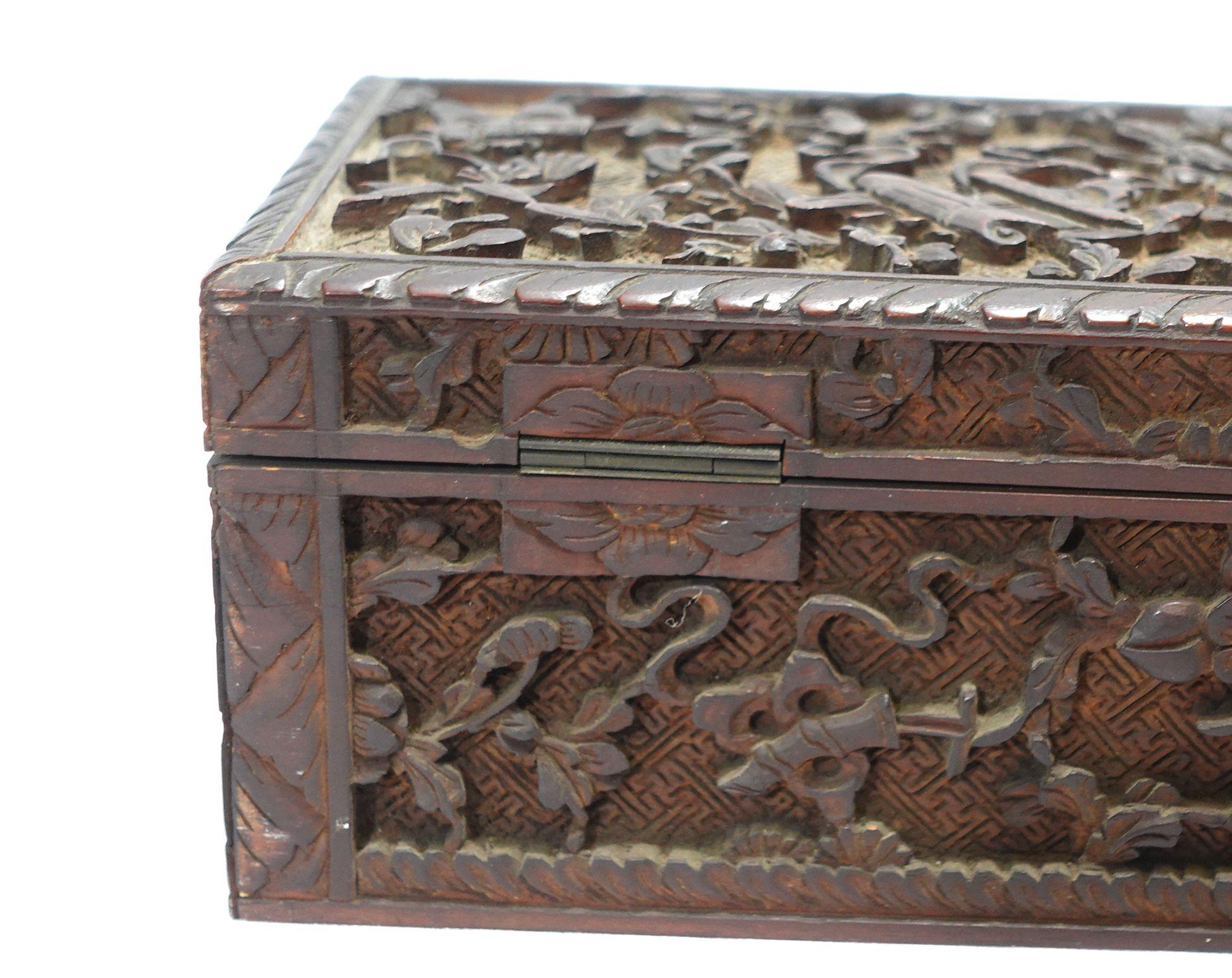 Boîte à gants chinoise ancienne sculptée avec relief élaboré avec charnières et serrure d'origine en vente 5