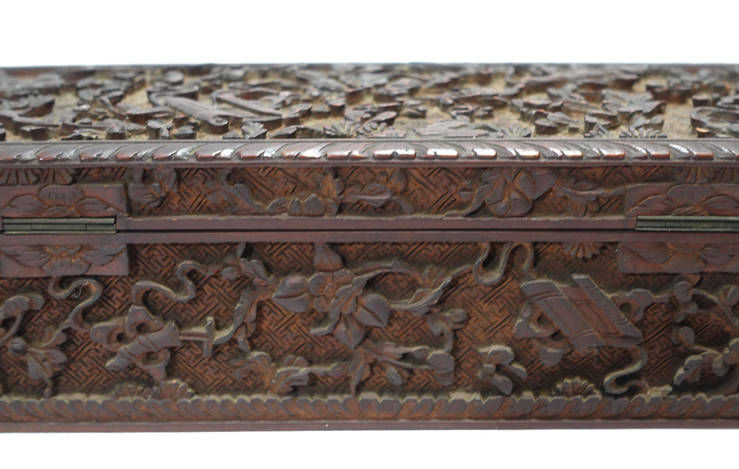 Boîte à gants chinoise ancienne sculptée avec relief élaboré avec charnières et serrure d'origine en vente 6