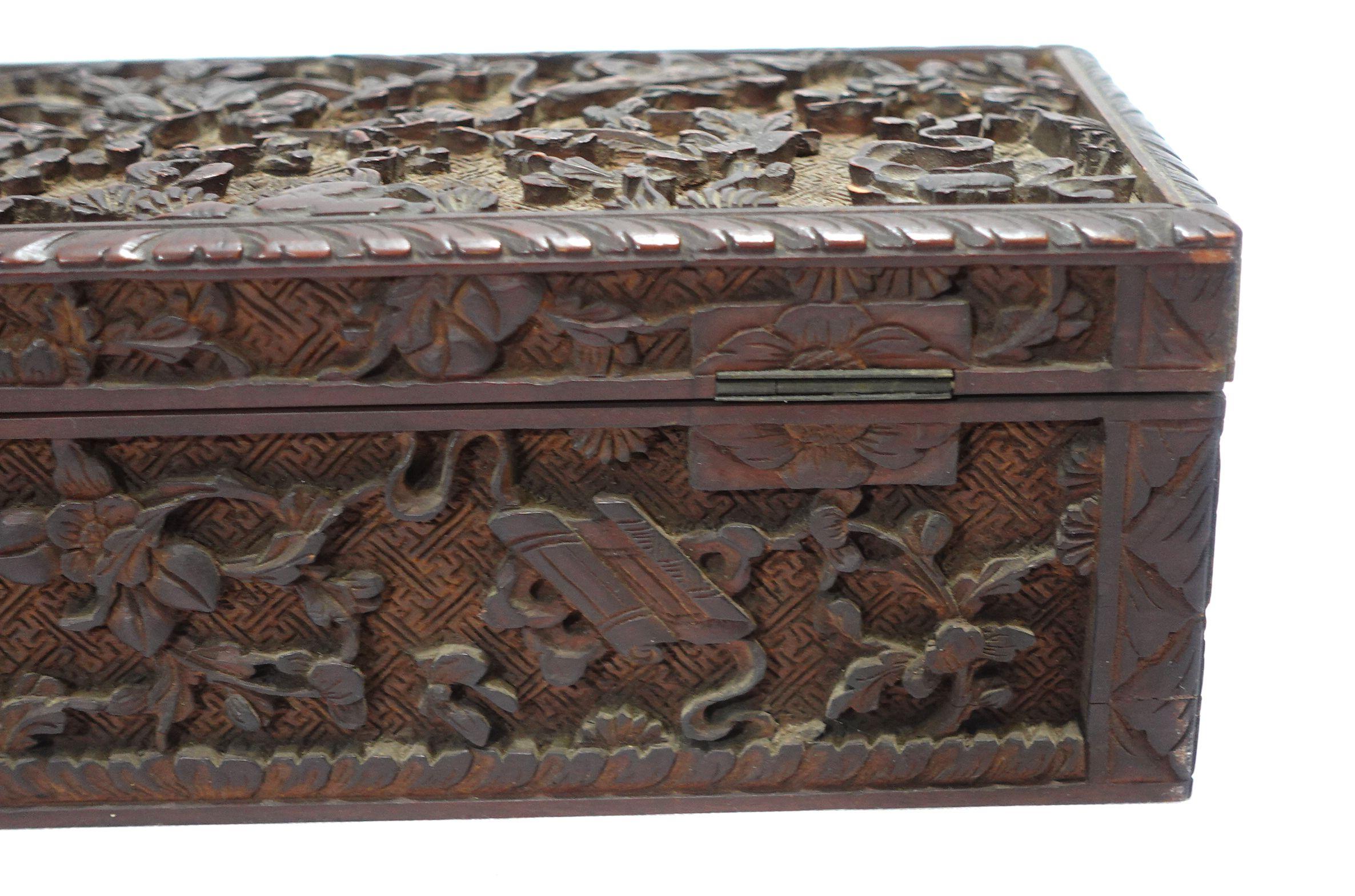 Boîte à gants chinoise ancienne sculptée avec relief élaboré avec charnières et serrure d'origine en vente 7
