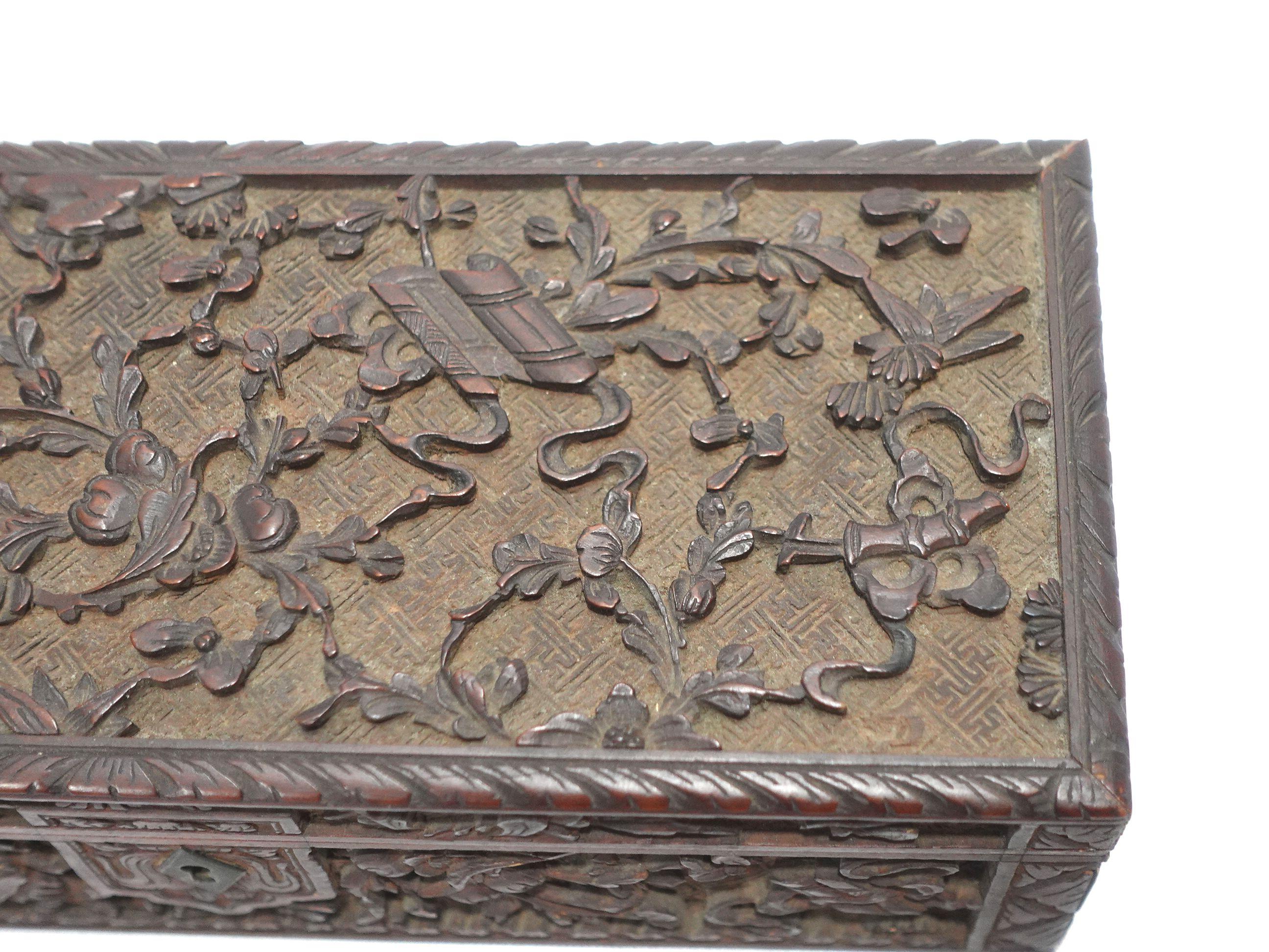 Boîte à gants chinoise ancienne sculptée avec relief élaboré avec charnières et serrure d'origine Bon état - En vente à Norton, MA