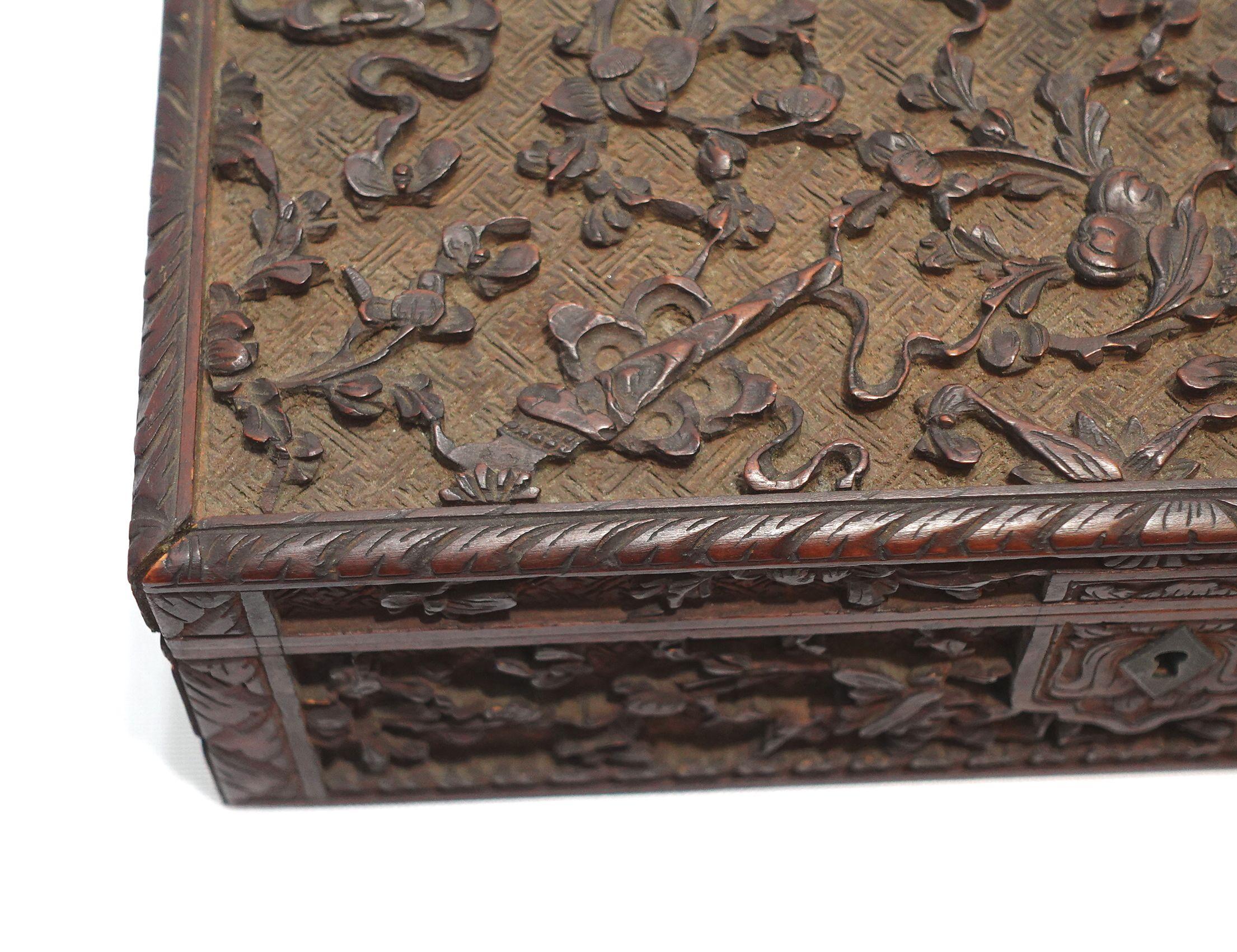 XIXe siècle Boîte à gants chinoise ancienne sculptée avec relief élaboré avec charnières et serrure d'origine en vente